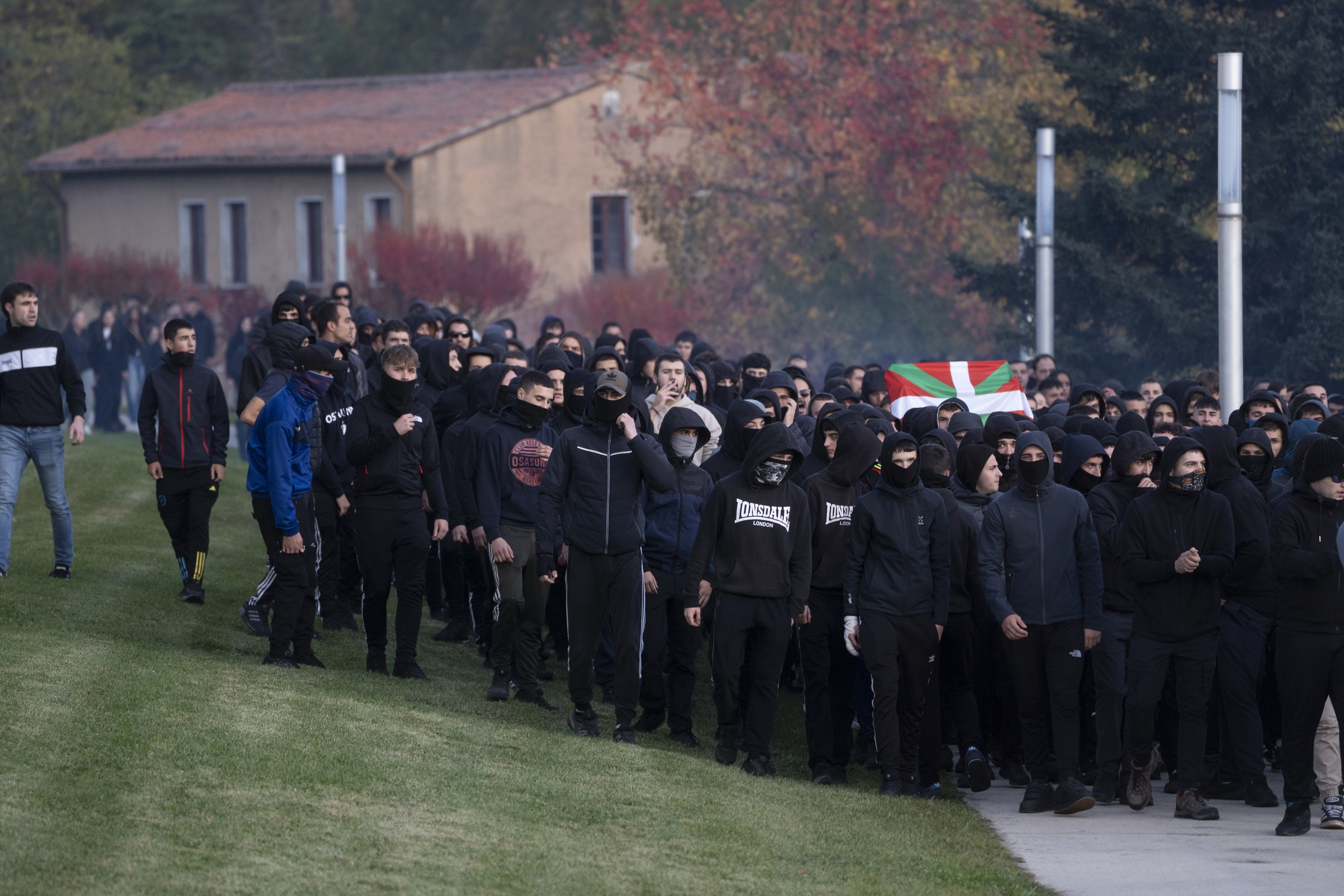 Gazte antifaxistak Iruñean, Vito Quilesen ekitaldiari erantzuten. JAGOBA MANTEROLA / FOKU