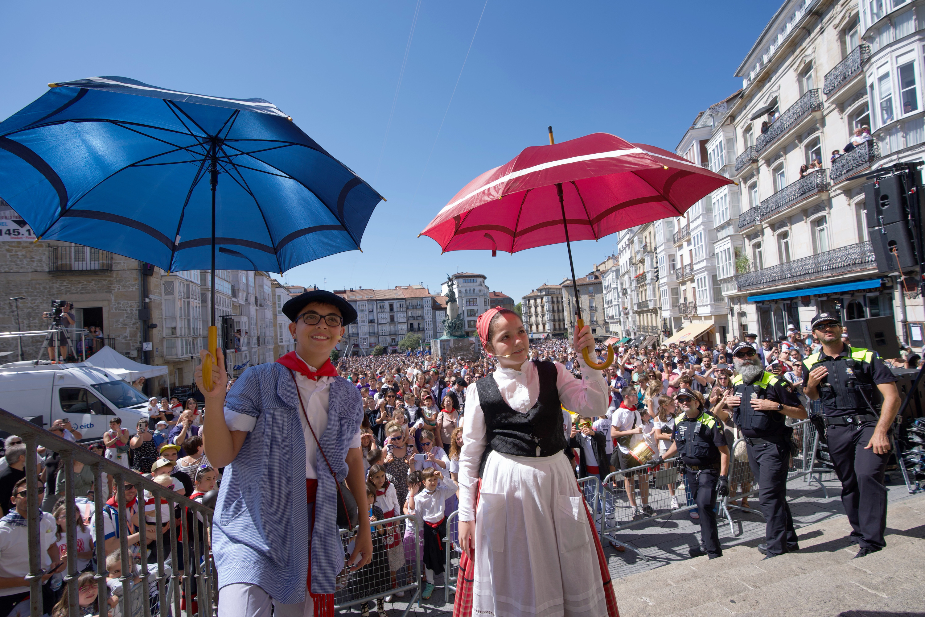 Zeledon Txiki eta Edurne, plaza gurutzatu berritan. ENDIKA PORTILLO / FOKU