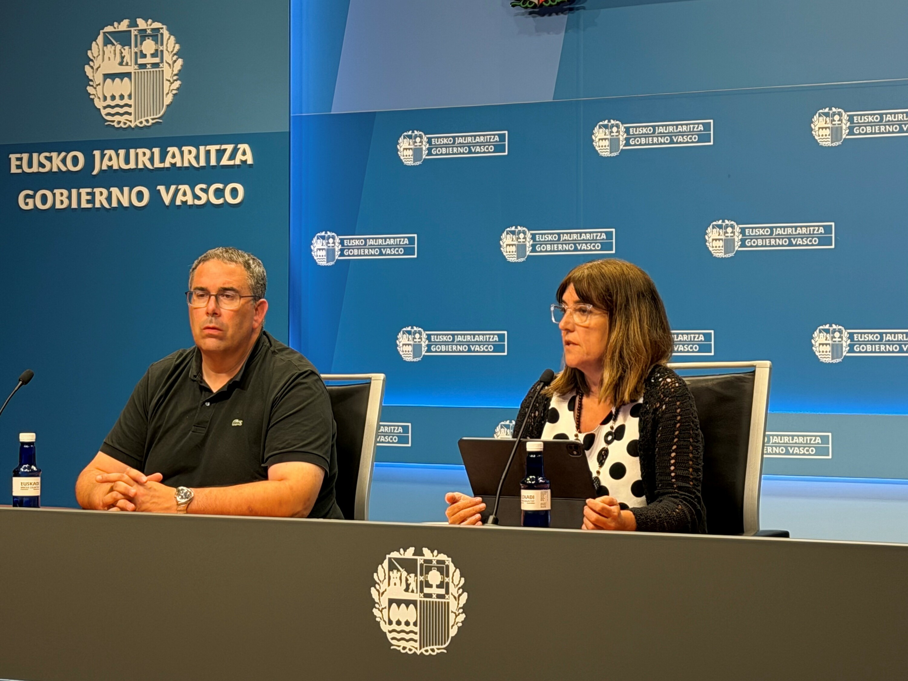 Ezkerretik, Iker Iglesias Elikagaien Industriako zuzendaria eta Amaia Barredo Nekazaritza sailburua, gaur, Gasteizen. IREKIA