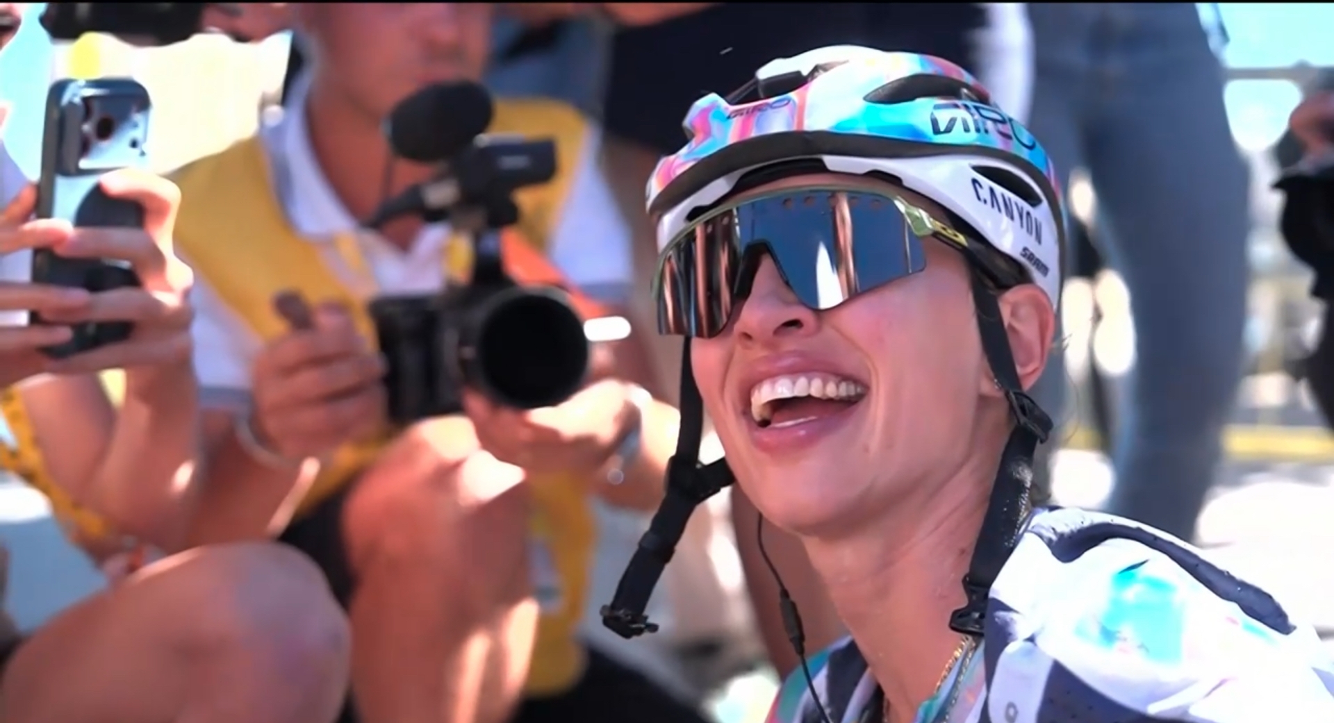 Kasia Niewiadoma, pozarren, Mont Ventouxen irabazi eta gero. BERRIA