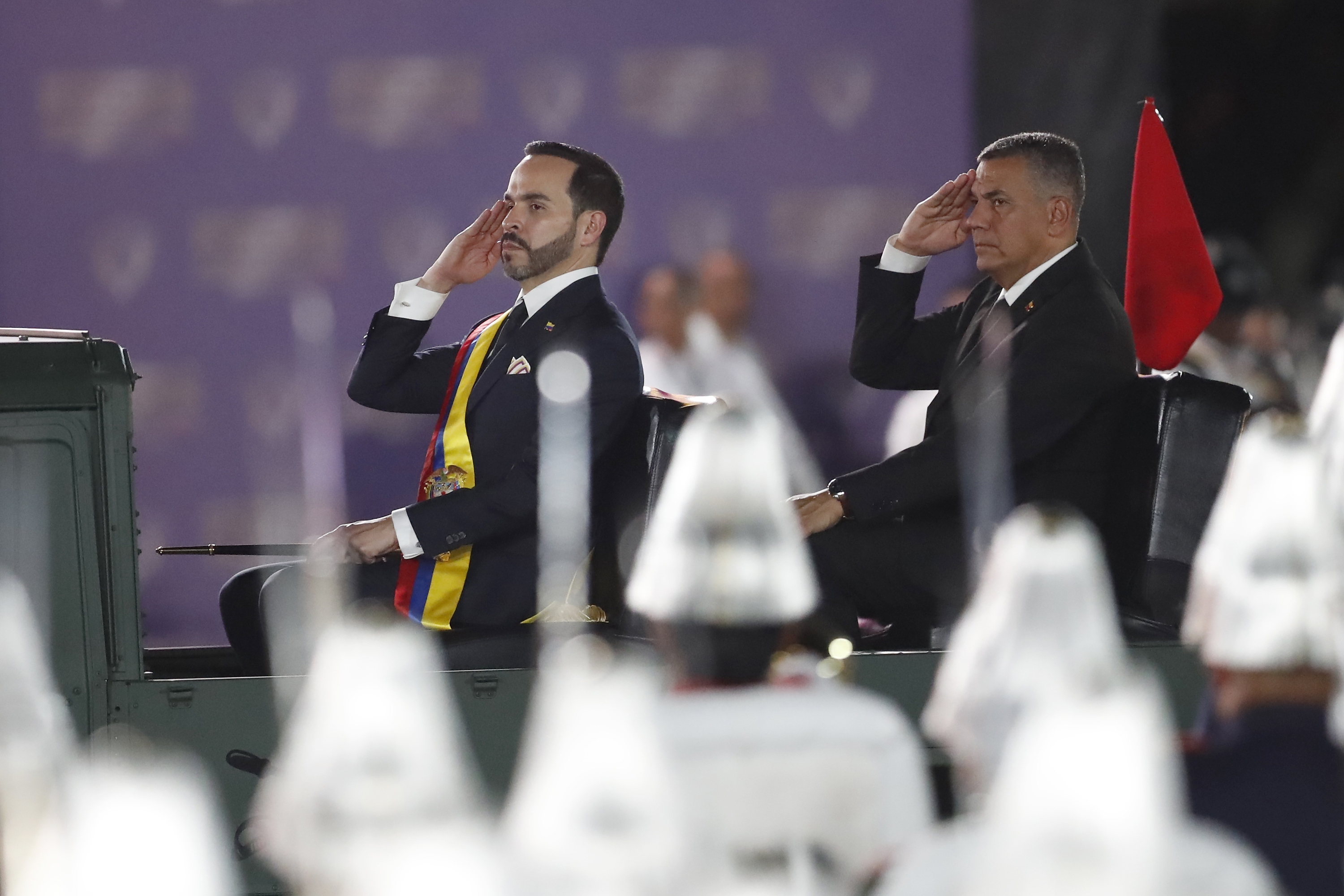 De la Espriella agur militarra egiten, atzo, Calin egindako inbestidura ekitaldian. ERNESTO GUZMAN JR / EFE