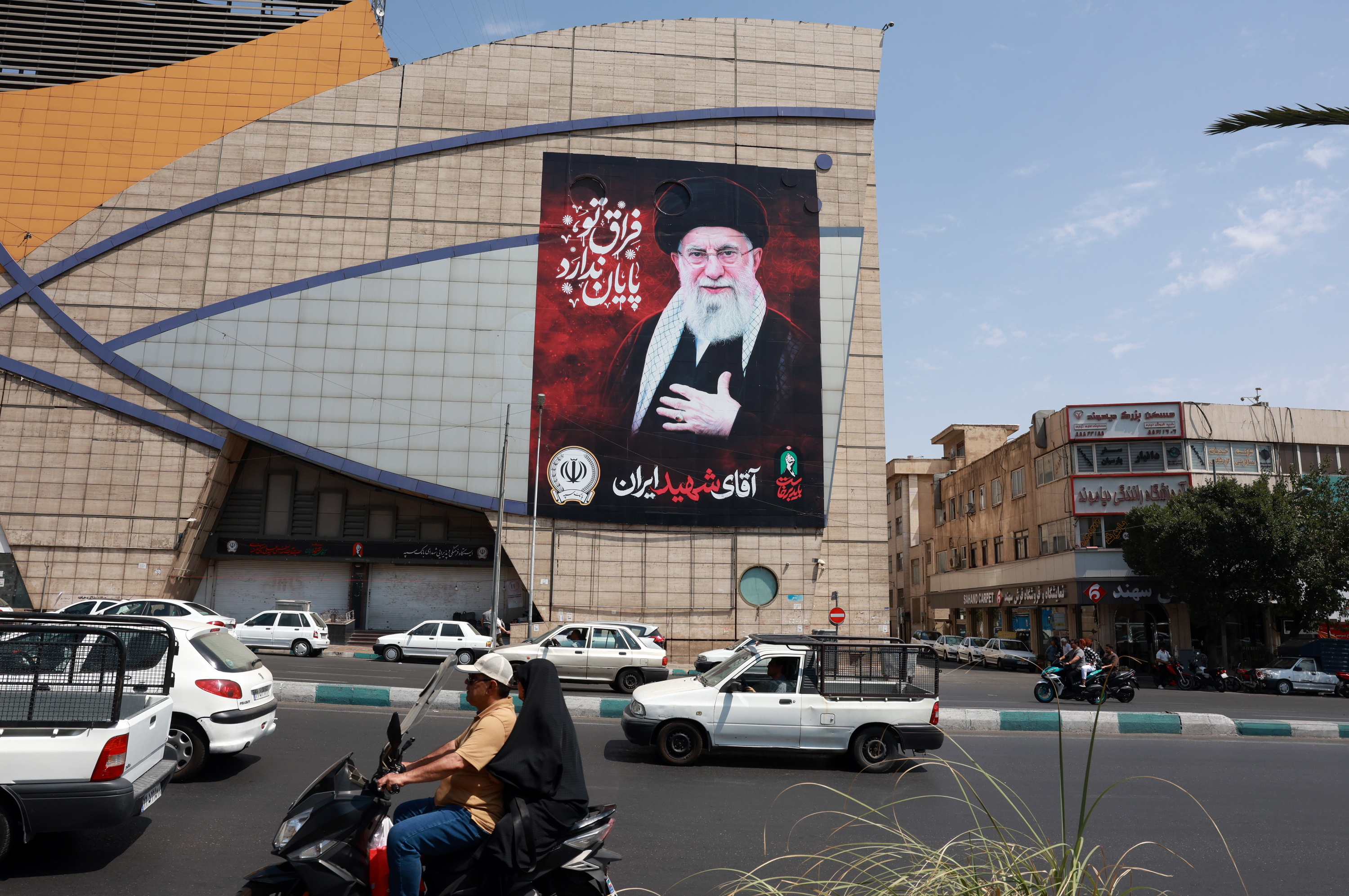 Ali Khamenei Irango lider gorena —otsailaren 28an hil zuten— oroitarazten duen horma irudi bat, herenegun, Teheranen. ABEDIN TAHERKENAREH / EFE