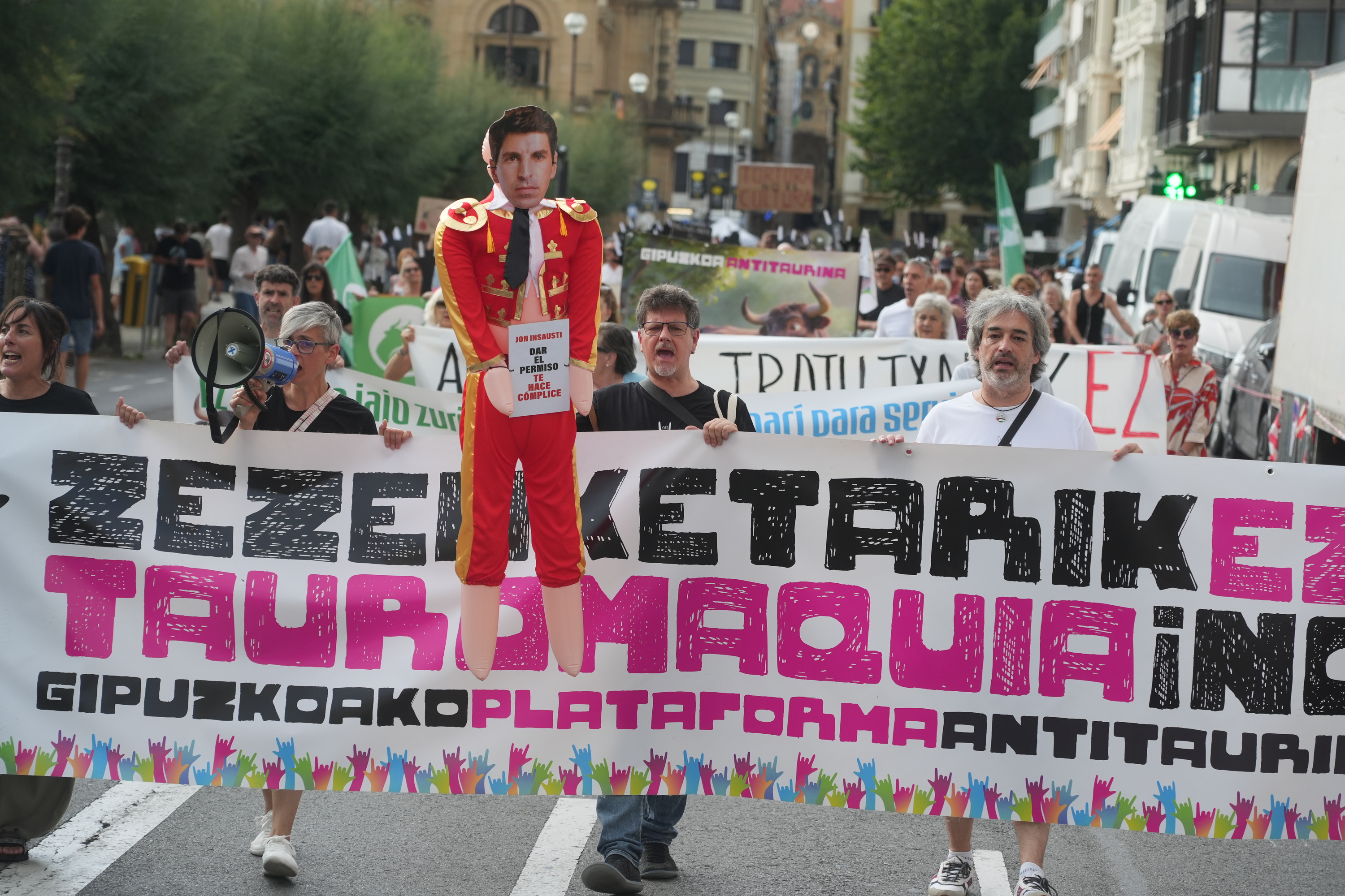 Zezenketen aurkako manifestazioa, atzo, Donostian. JON URBE / FOKU