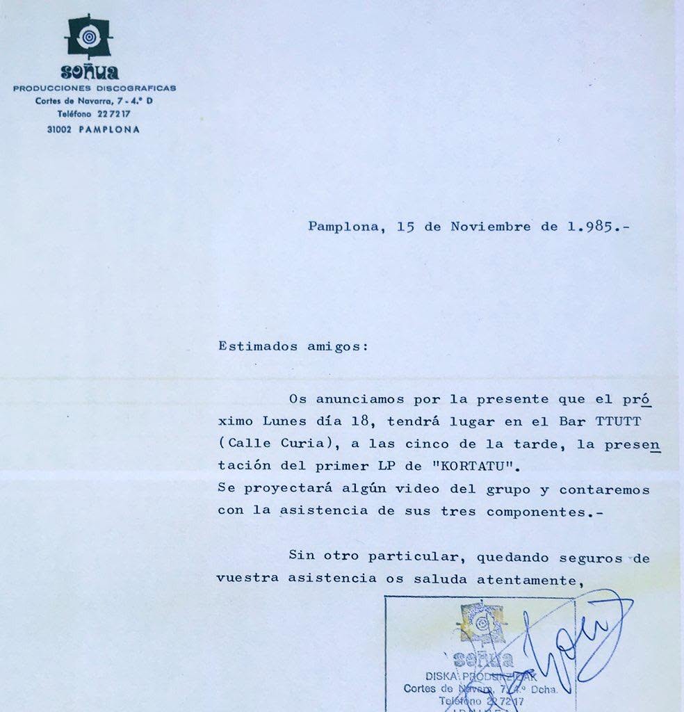 Soñua diskoetxeak 1985eko azaroan kazetariei bidalitako gutunaren irudia, zeinean Kortaturen lehenbiziko diskoaren aurkezpenera gonbidatzeko balio zuen. Soñua diskoetxeak 1985eko azaroan kazetariei bidalitako gutunaren irudia, zeinean Kortaturen lehenbiziko diskoaren aurkezpenera gonbidatzeko balio zuen.