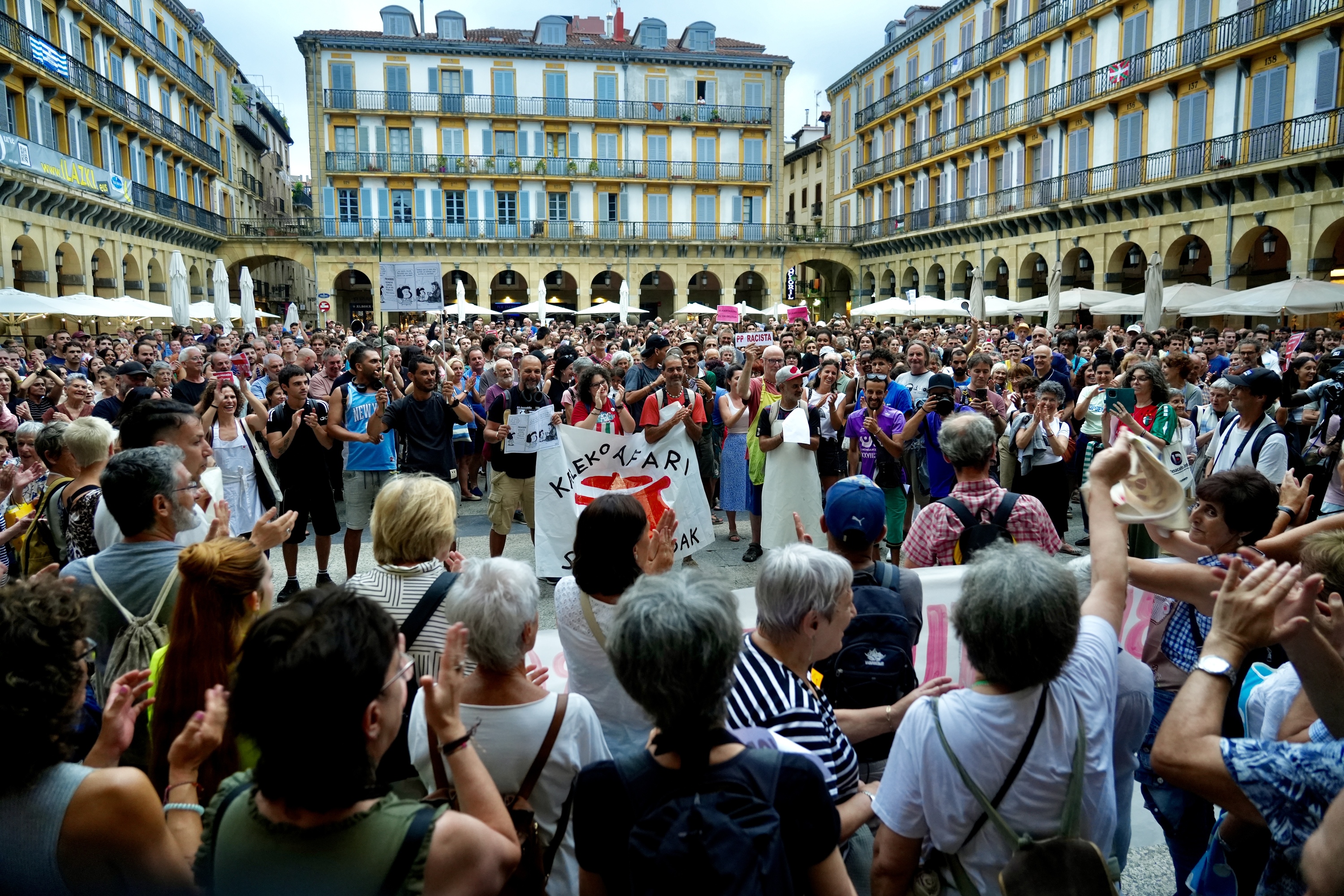  Kaleko Afari Solidarioak taldearen azkeneko manifestazioa, Donostian. ANDONI CANELLADA / FOKU