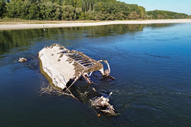 Lehortearen eragina Danubio ibaian. Bigarren Mundu Gerran hondoratutako ontzi baten kaskoa, Hungarian. CSABA KRIZSAN / EFE Lehortearen eragina Danubio ibaian. Bigarren Mundu Gerran hondoratutako ontzi baten kaskoa, Hungarian. CSABA KRIZSAN / EFE