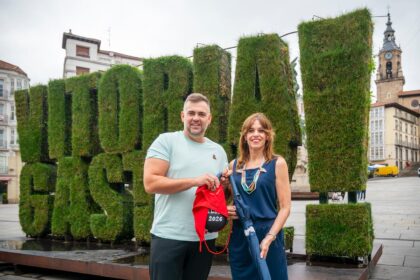 Maider Etxebarria alkatea, Iñaki Kerejazuri Zeledonen jantziaren osagarriak ematen, jaien aurretik. GASTEIZKO UDALA