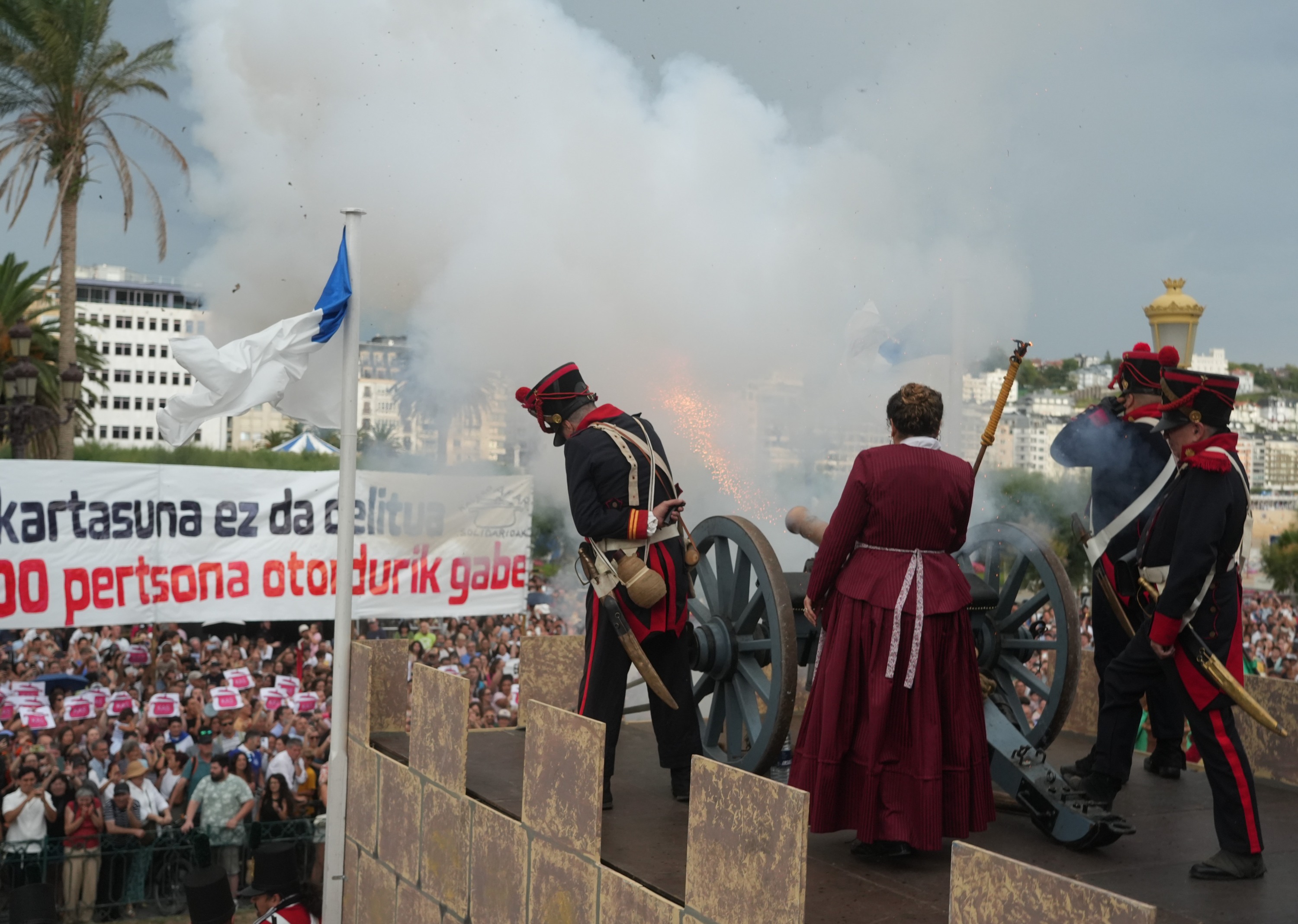 Kanoikadarekin batera piztu zen festa Donostian larunbatean. JON URBE / FOKU