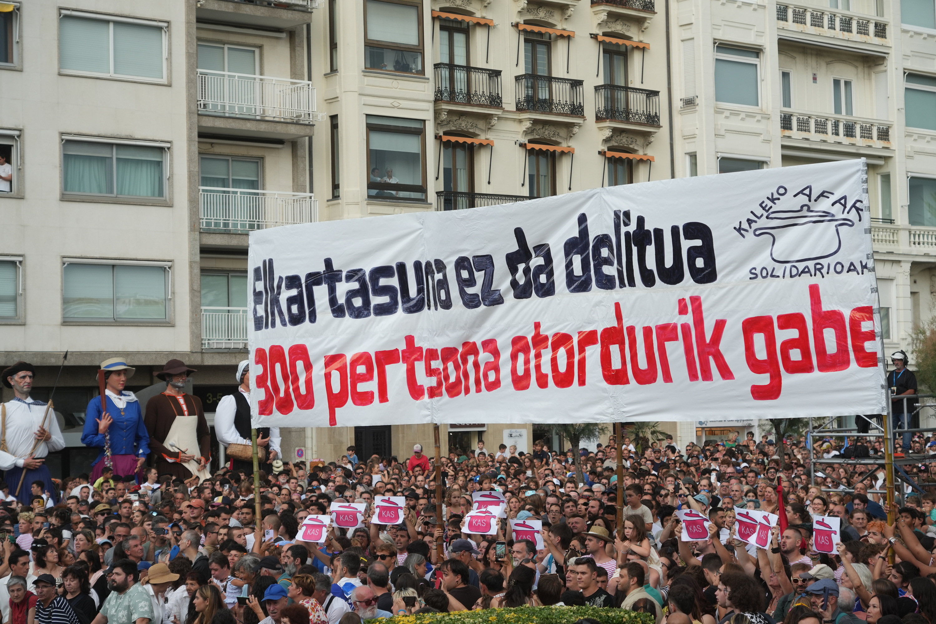 Kaleko Afari Solidarioen aldeko aldarria kanoikadan. JON URBE / FOKU
