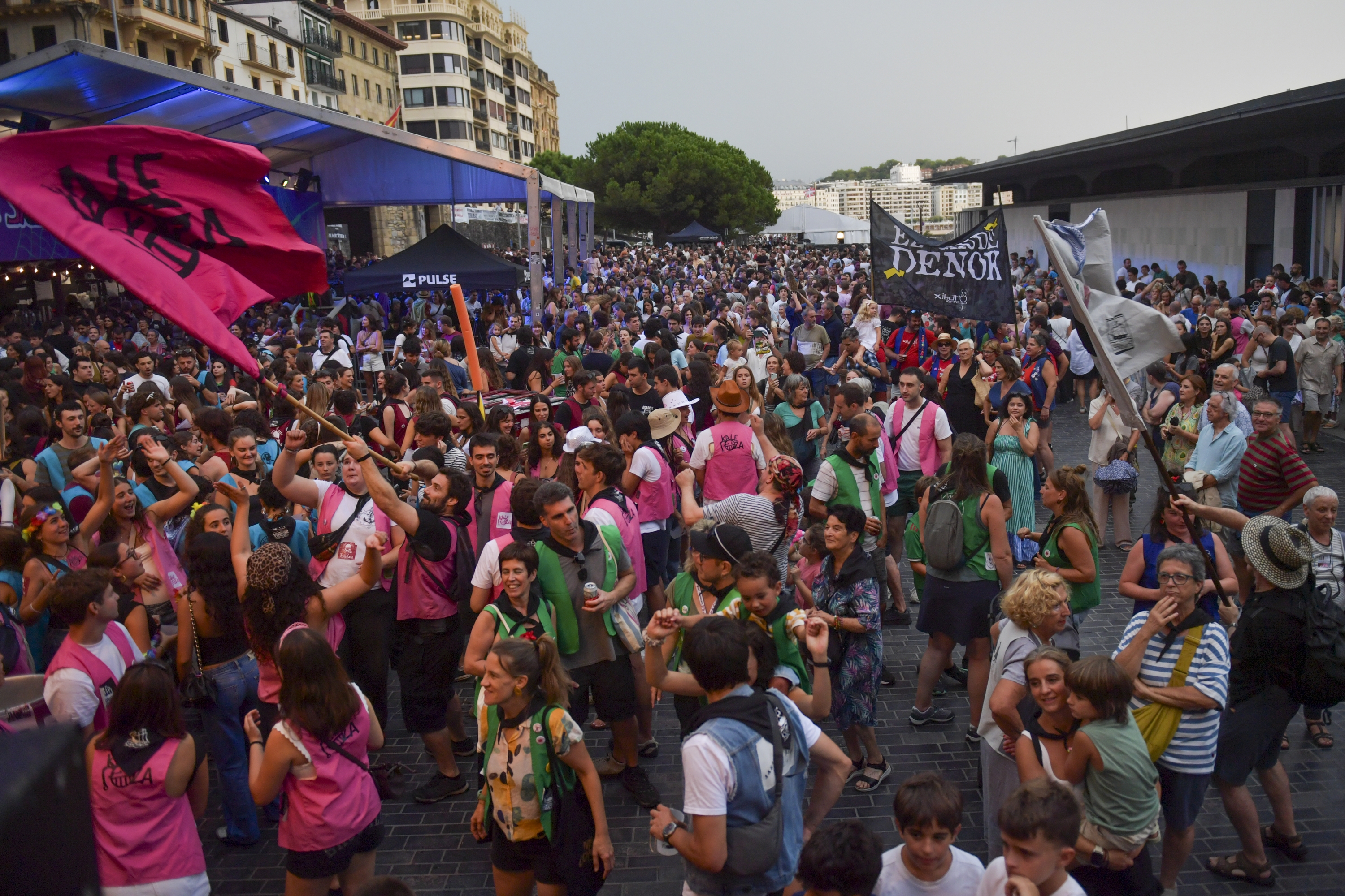 Jendetza bildu zen Flamenka gunean piraten txupinazorako. IDOIA ZABALETA / FOKU