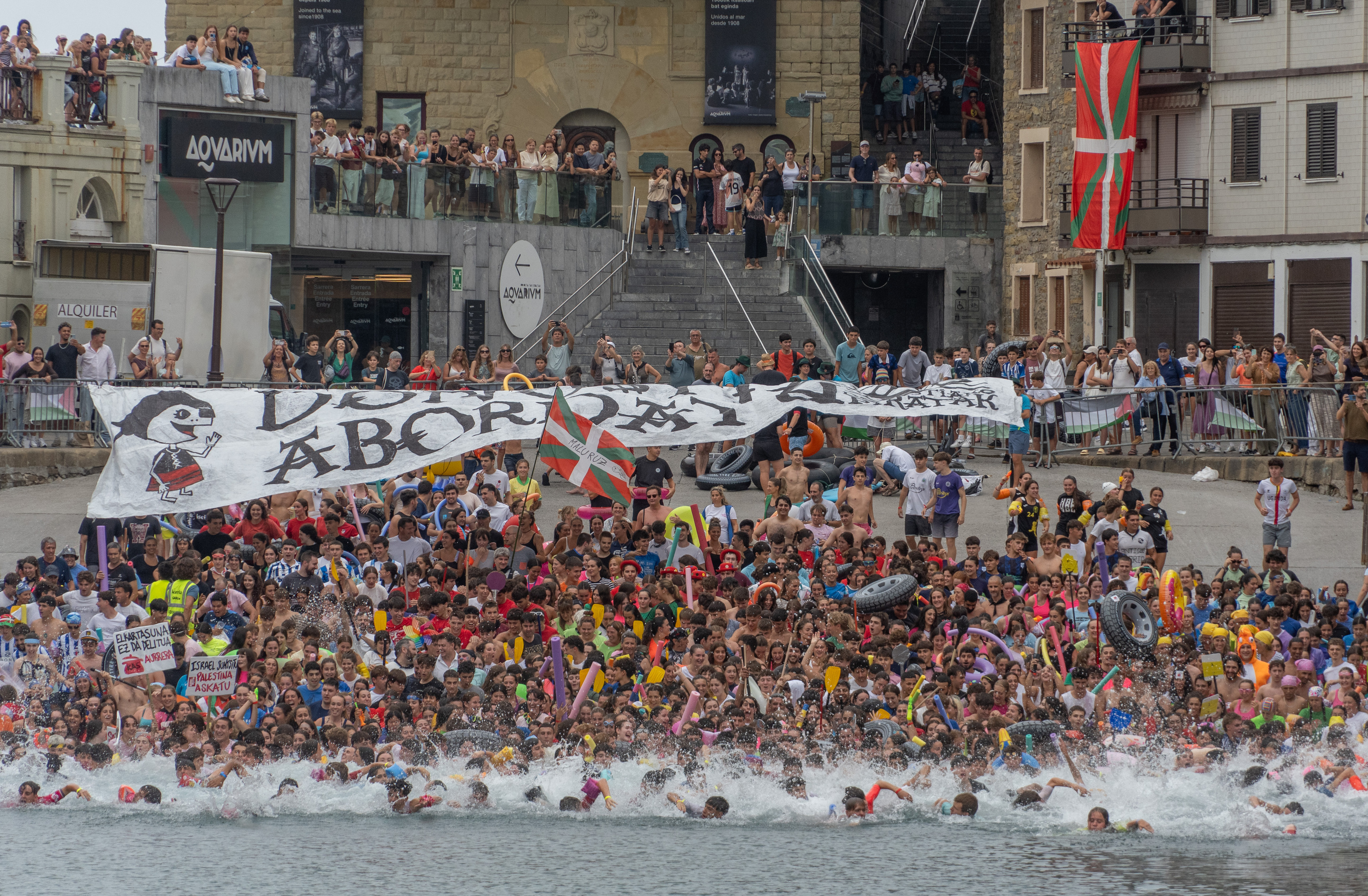 Piraten abordatzea, gaur, Donostiako kaian. ANDONI CANELLADA / FOKU