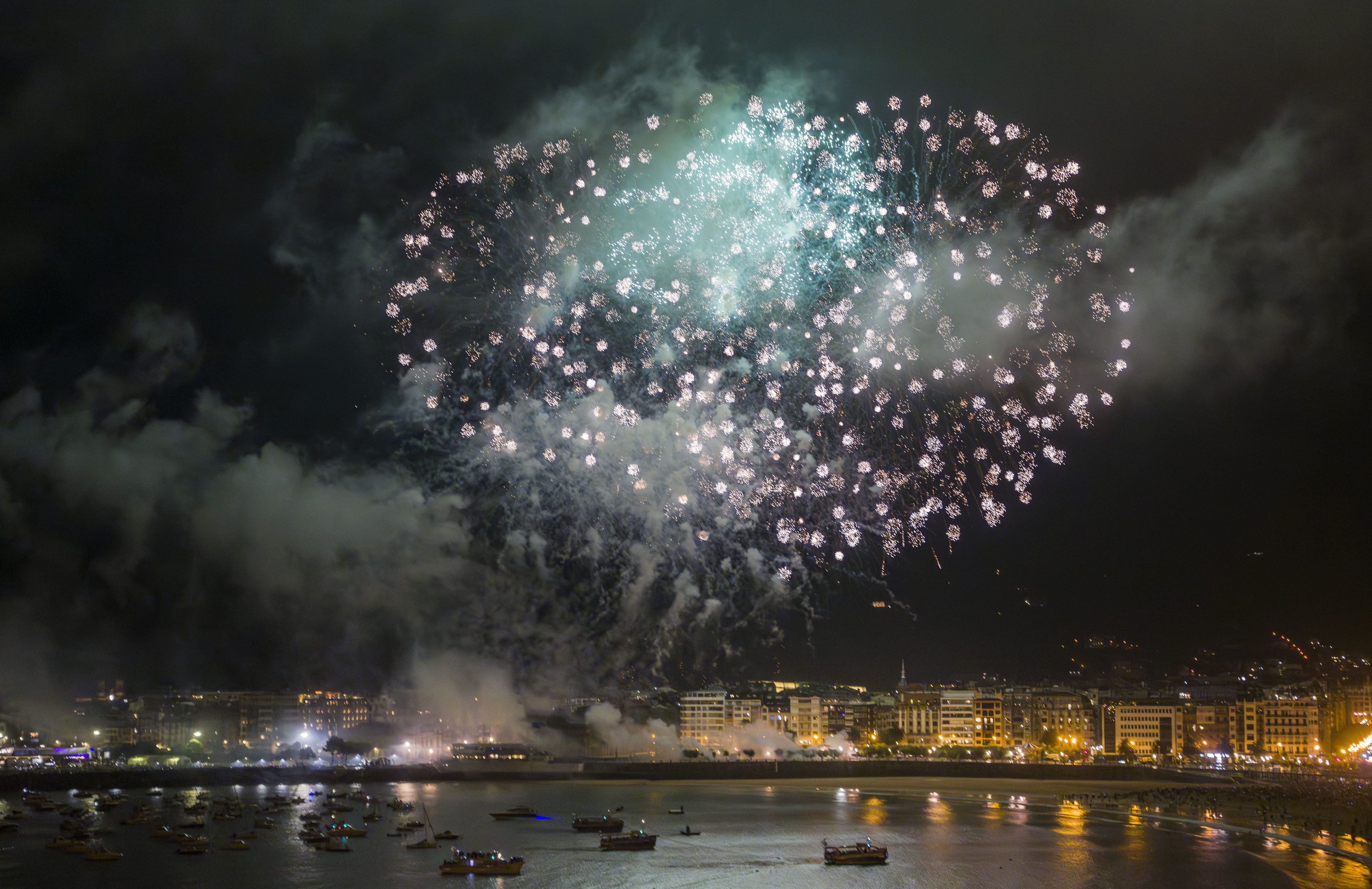 Herbehereetako Xena pyrotechnics etxeko su artifizialak. JON URBE / FOKU