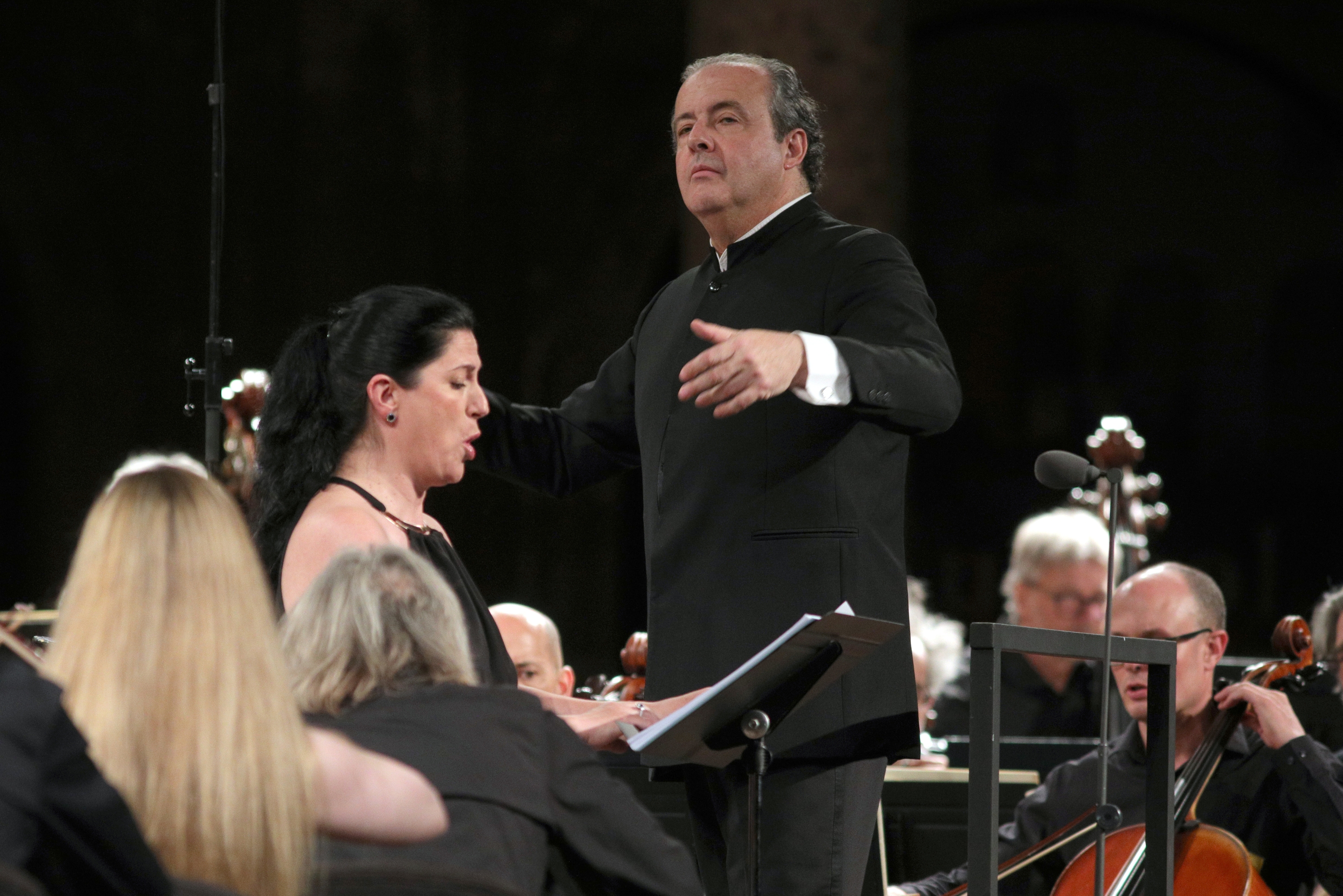 Juanjo Mena Granada, Hiria Orkestra zuzentzen, 2025eko ekainean. PEPE TORRES / EFE