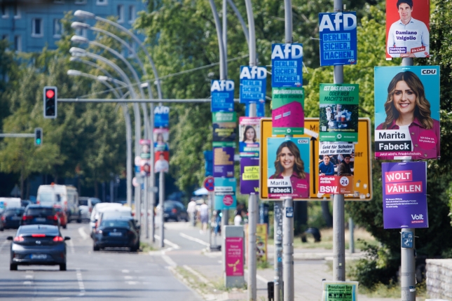 Berlingo Ordezkarien Ganberarako bozetako hautagaien kartelak, Alemaniako hiriburuan, abuztuaren hasieran. CLEMENS BILAN / EFE Berlingo Ordezkarien Ganberarako bozetako hautagaien kartelak, Alemaniako hiriburuan, abuztuaren hasieran. CLEMENS BILAN / EFE