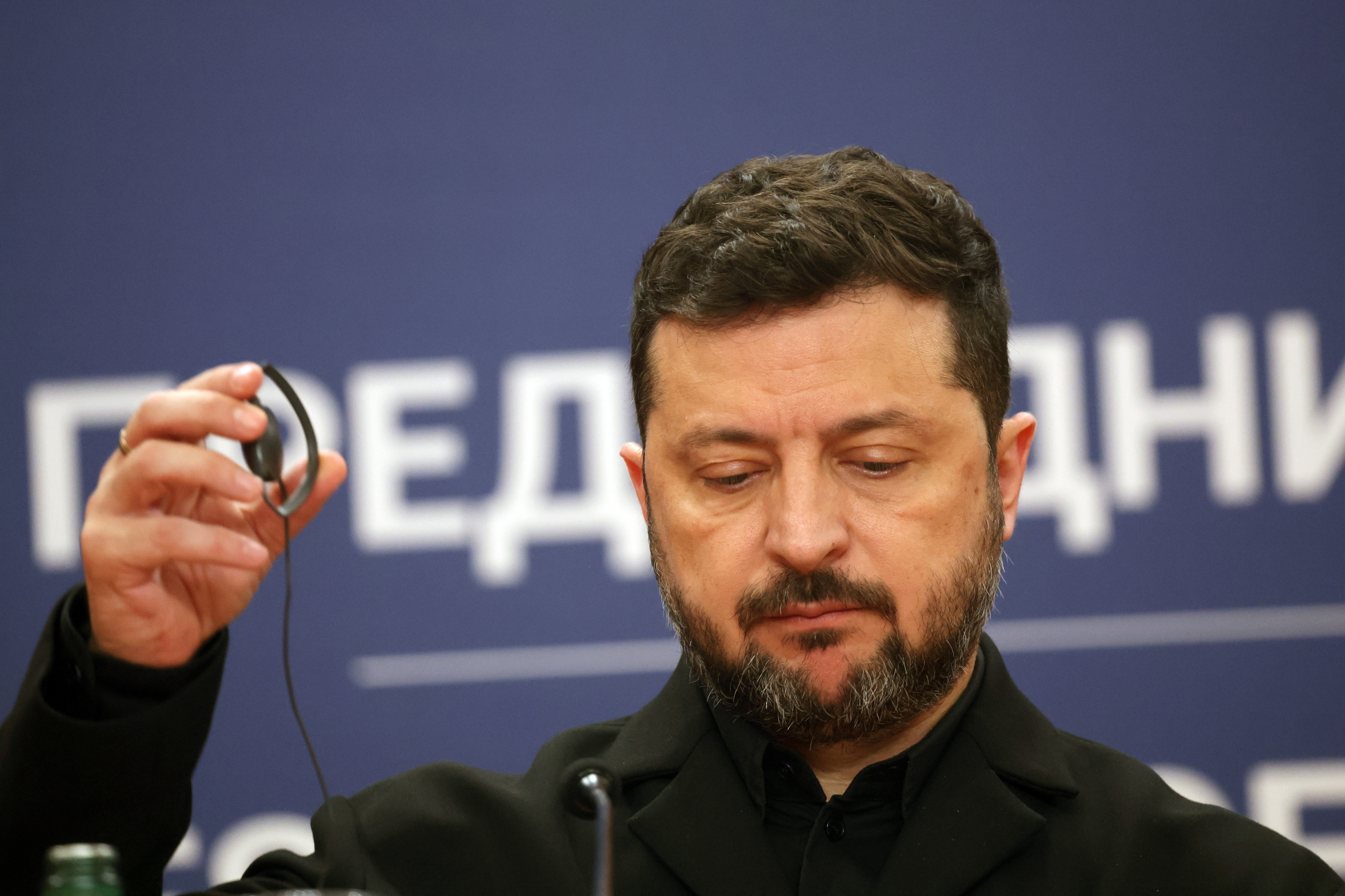 Volodimir Zelenski Serbian egindako agerraldi batean, iragan larunbatean. ANDREJ CUKIC / EFE