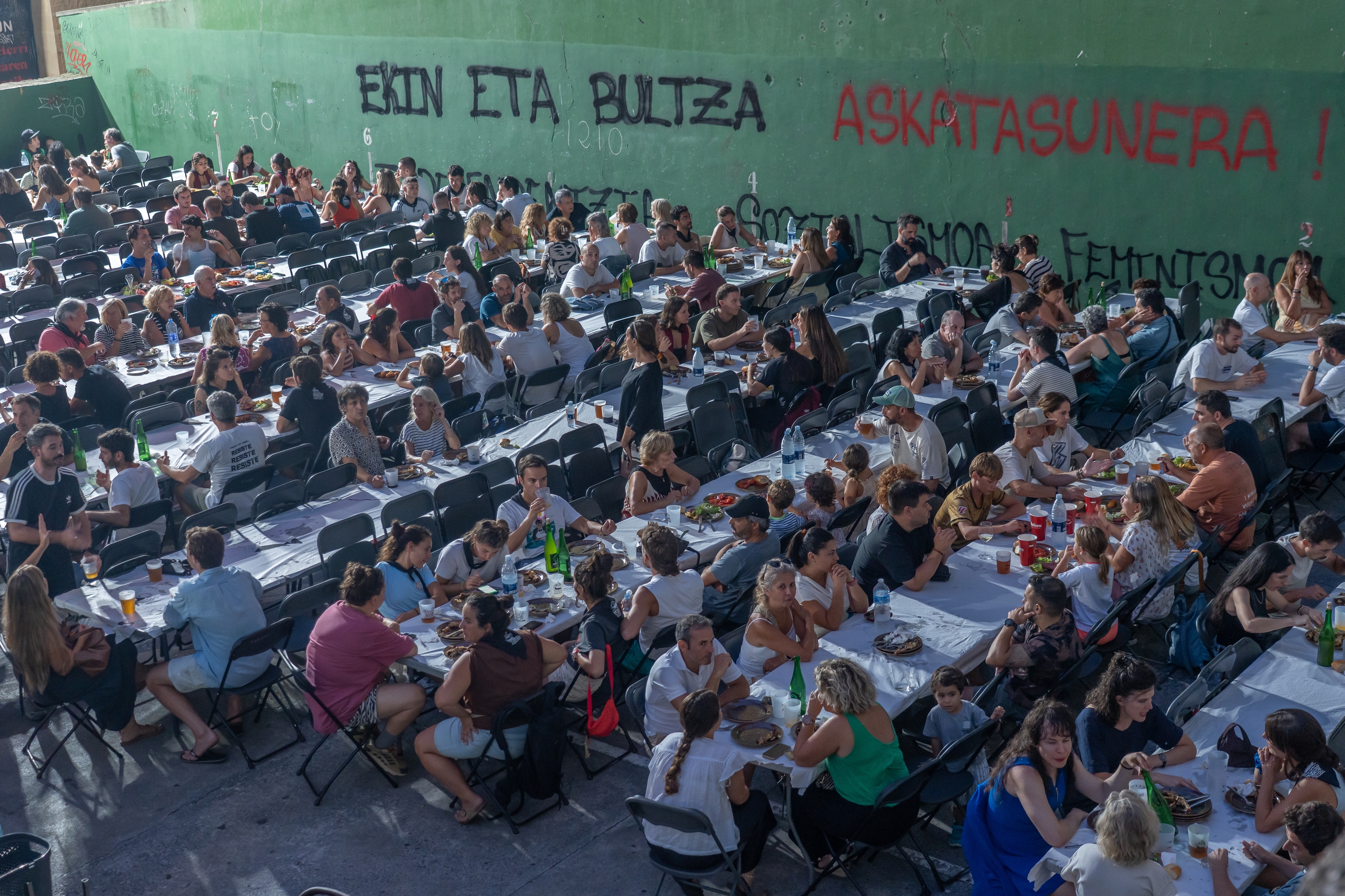 Jendetza Trinitate plazan afaltzen, astearte gauean. ANDONI CANELLADA / FOKU