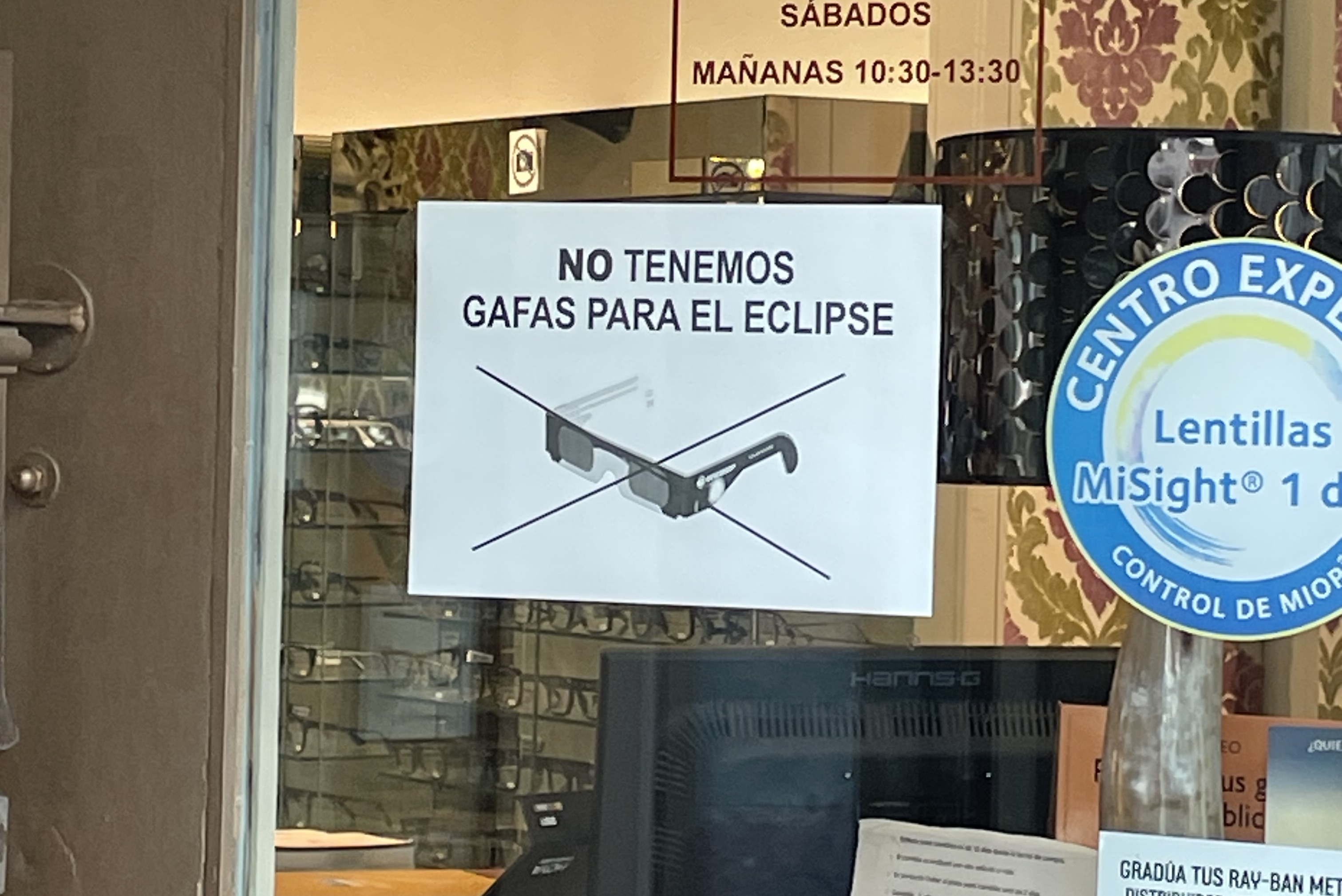 Eklipserako betaurrekorik ez dagoela dioen kartela, Bilboko optika batean. BERRIA