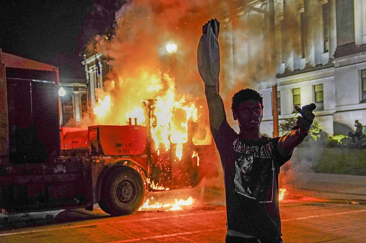 Protestari bat sutan dagoen ibilgailu baten aurrean, Kenoshan. TANNEN MAURY / EFE