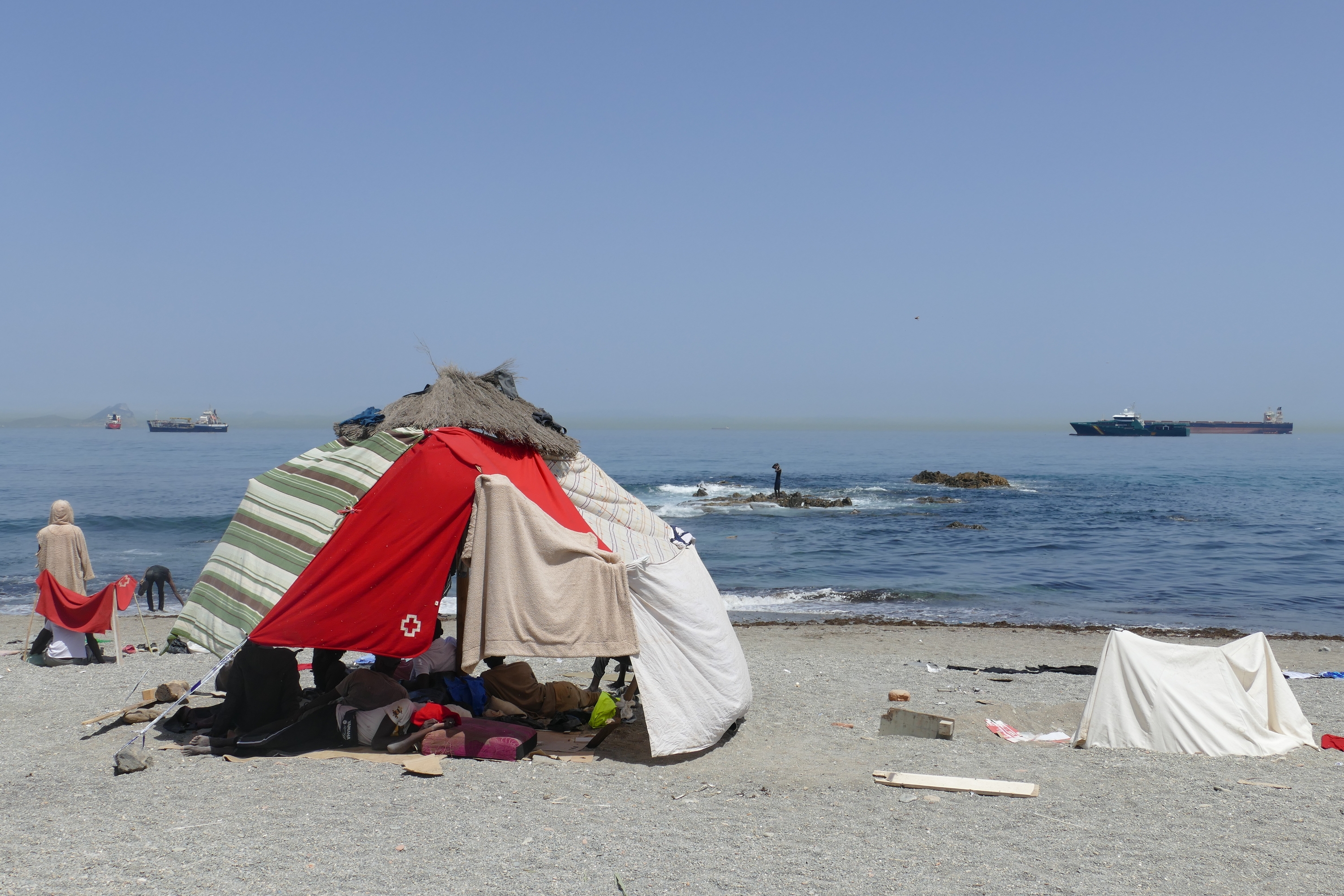 Migranteek eskura dituzten materialekin eraiki dituzte estalpeak.