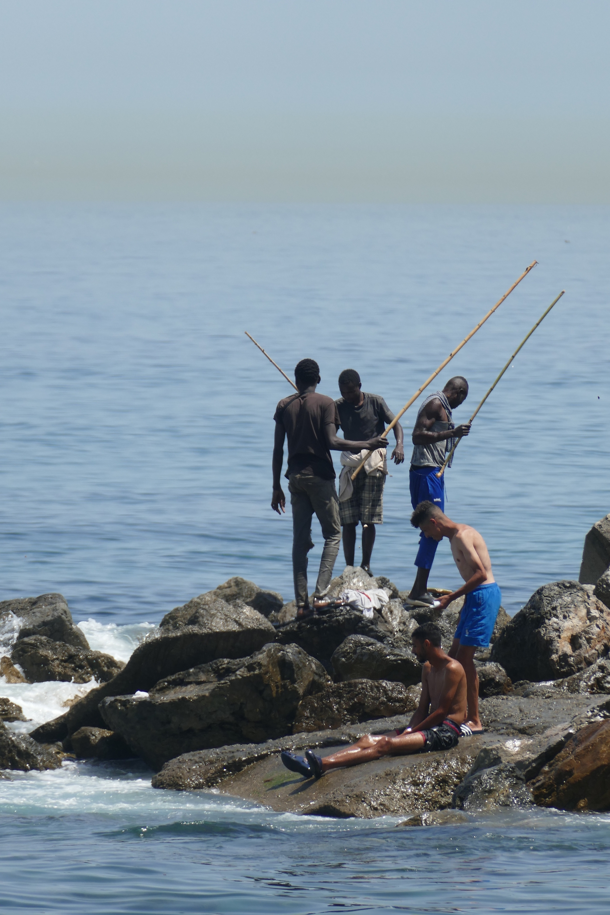 Hainbat migrante arrantzan.