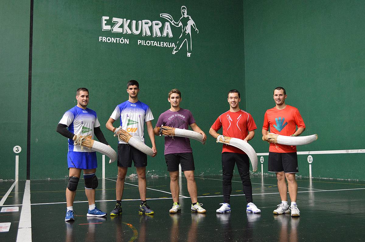 Josetxo Ezkurra II.a, Aimar Jabalera, Aimar Saldias, Julen Larretxea eta Xanti Uterga, Doneztebeko Ezkurra pilotalekuan. ERRAN.EUS