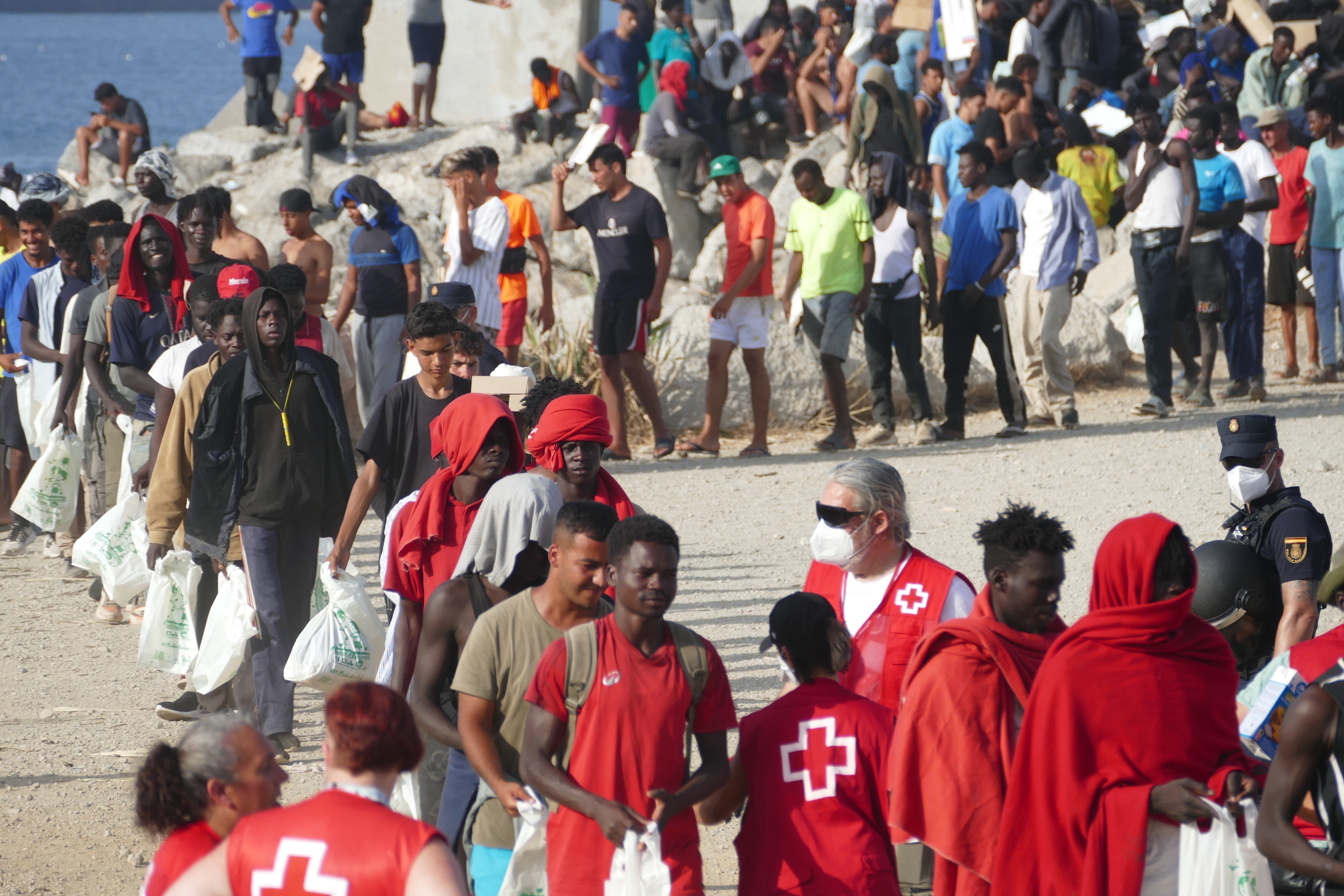 Gurutze Gorriak egunean poltsa bat janari ematen die migranteei.