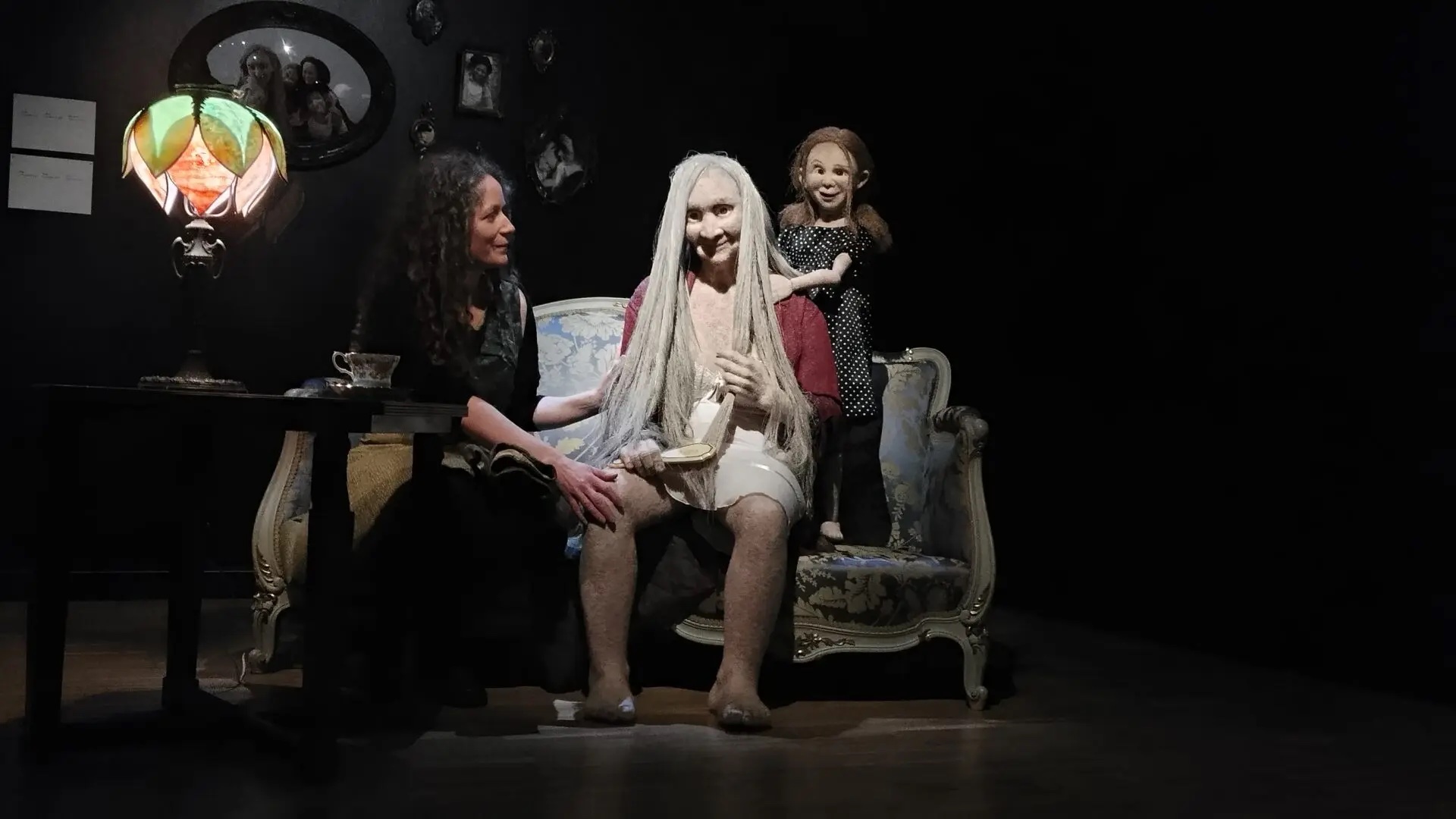 Noemi Belenger artista, bere bi txotxongiloren alboan. TOPIC