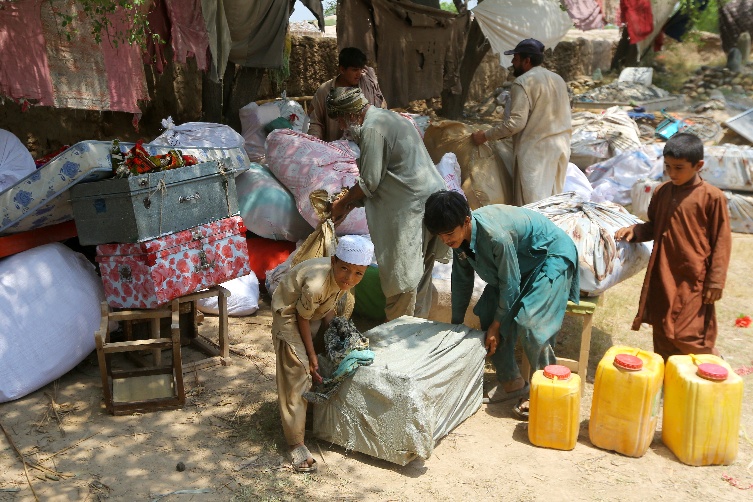 Pakistandik ihesi doazen afganiar batzuk, Afganistango mugatik gertu dagoen Peshwar hirian, uztailaren 27an. BILAWAL ARBAB/EFE