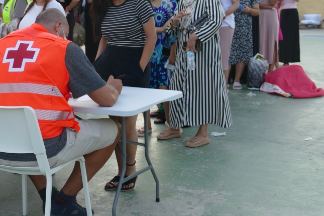 Gurutze Gorriko kide bat migrante adingabeak erregistratzen, Principe auzunean. A. GARMENDIA ETXEBERRIA Gurutze Gorriko kide bat migrante adingabeak erregistratzen, Principe auzunean. A. GARMENDIA ETXEBERRIA