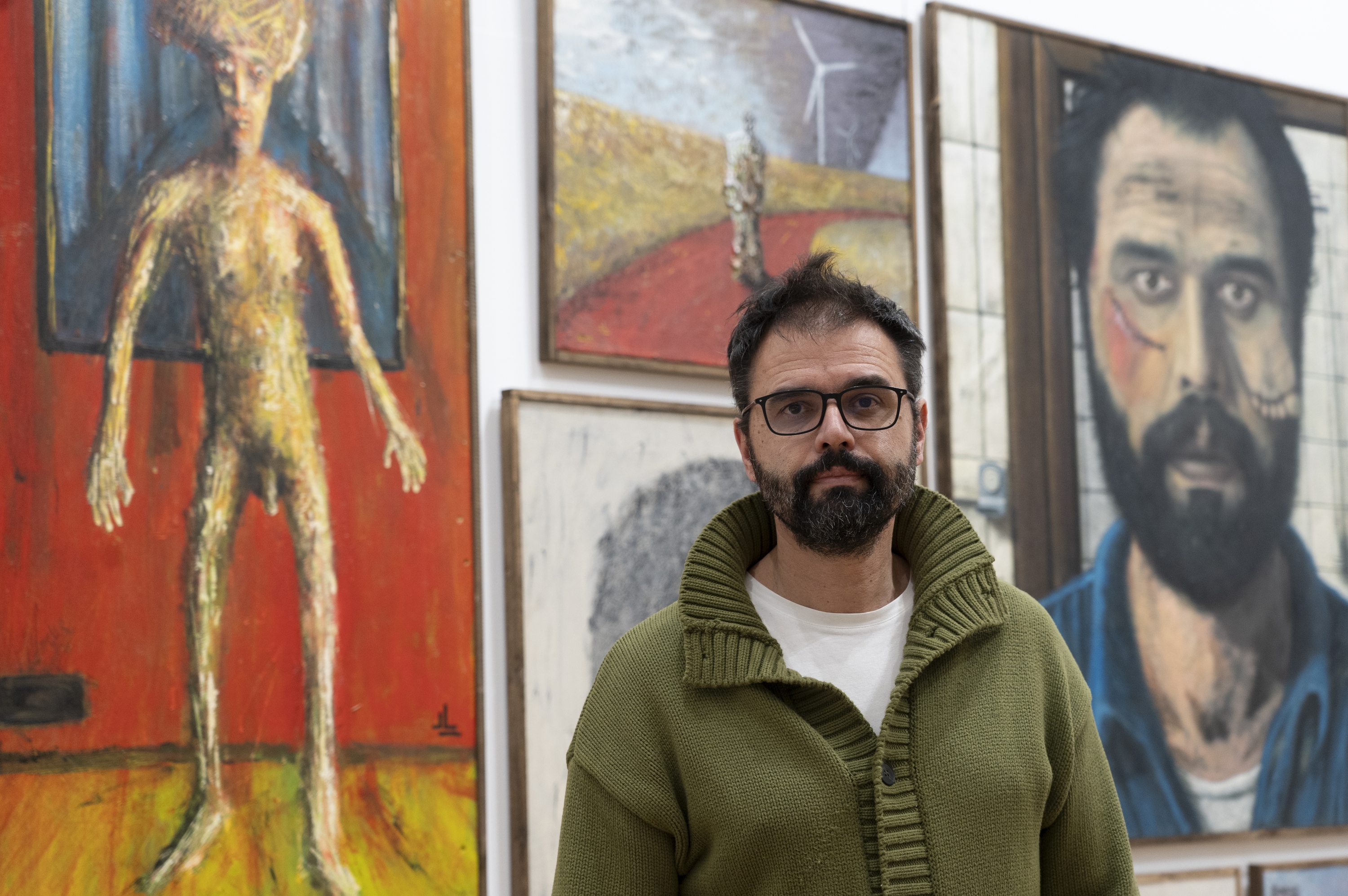 Alvaro Ledesma iazko urtarrilean, atzean 'Psicosis' erakusketa duela. JAGOBA MANTEROLA / FOKU