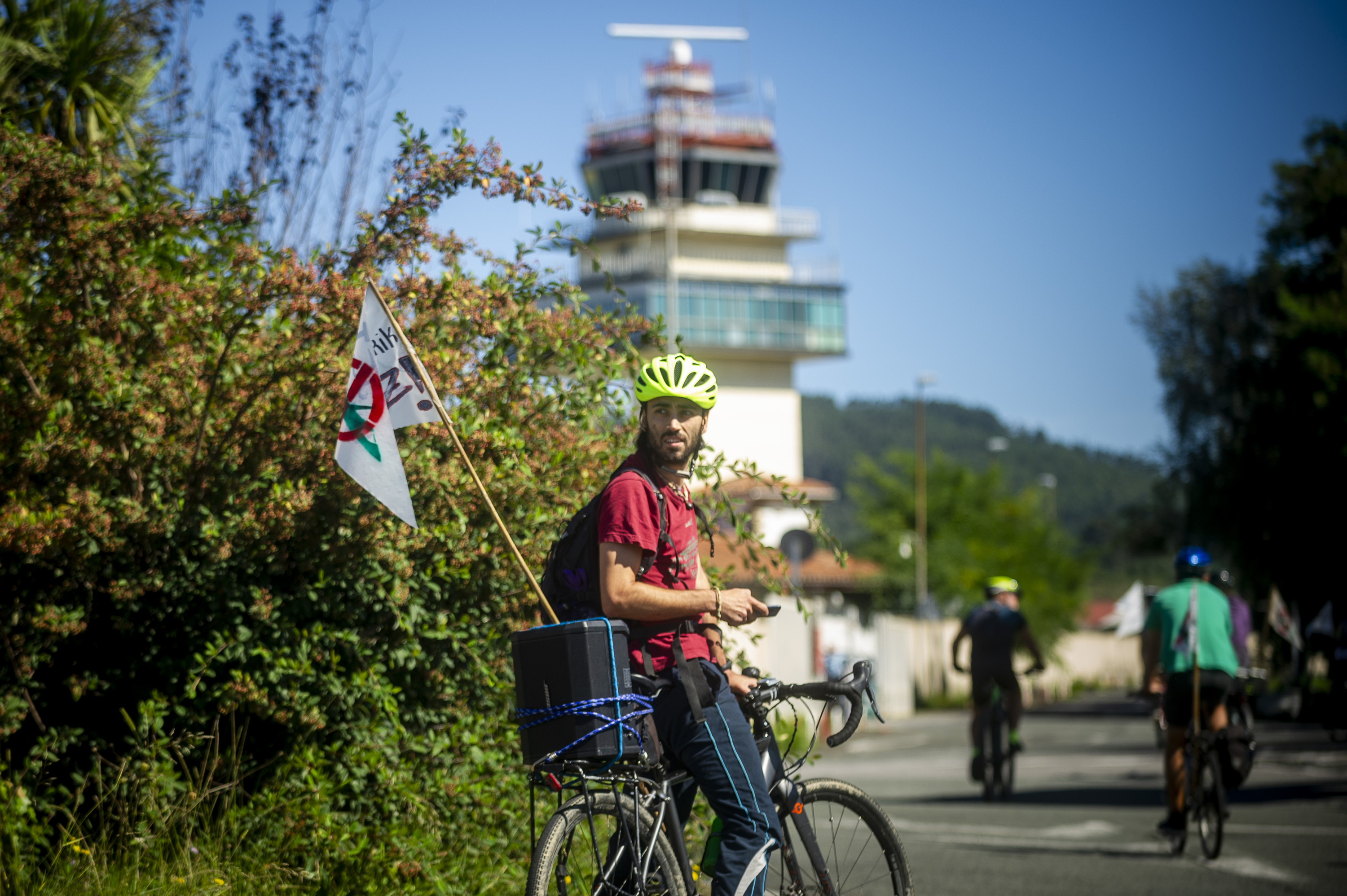 Jauzi Ekosozialak Sondikako (Bizkaia) aerodromora egindako bizikleta martxa, artxiboko irudi batean. JAIZKI FONTANEDA / FOKU