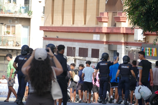 Espainiako Polizia migrante adingabeak sakabanatzen, astelehenean, Ceutan. A. GARMENDIA ETXEBERRIA Espainiako Polizia migrante adingabeak sakabanatzen, astelehenean, Ceutan. A. GARMENDIA ETXEBERRIA