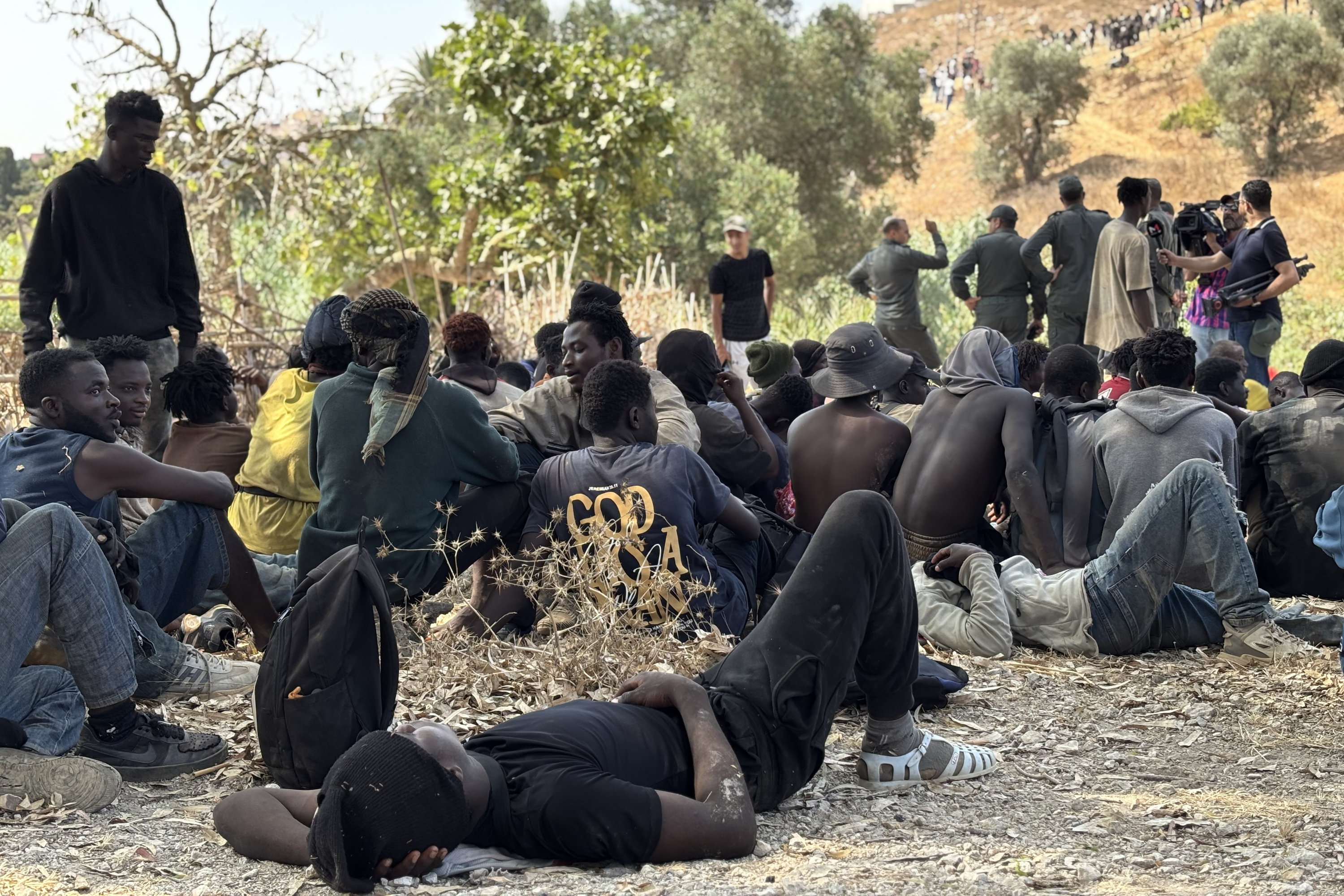 Marokoko Poliziak atzemandako migratzaile talde bat,Fnideq kanpoaldean. MOHAMED SIALI / EFE