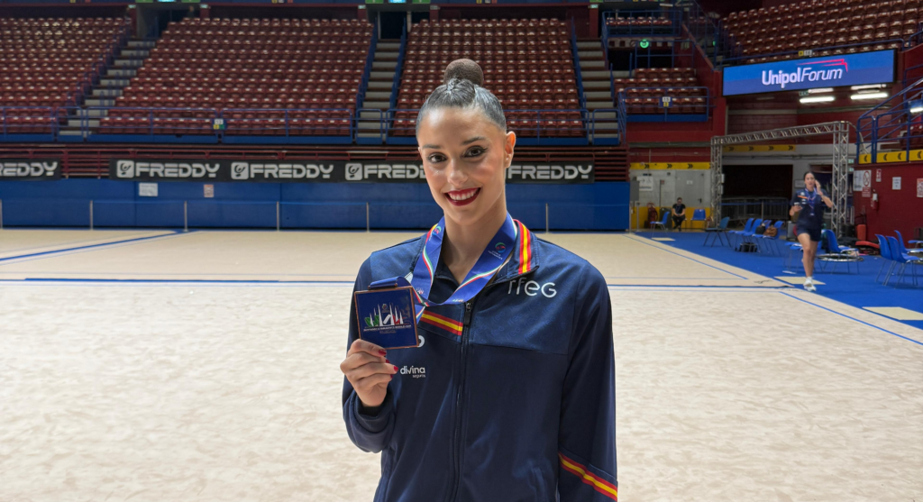 Salma Solaun gimnasta uztailean Milanen irabazitako dominekin. BASQUE TEAM