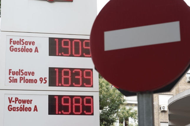 Gasolindegi bateko prezioen taula, Madrilen, abuztu erdialdean. KIKO HUESCA / EFE Gasolindegi bateko prezioen taula, Madrilen, abuztu erdialdean. KIKO HUESCA / EFE