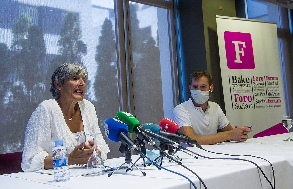 Nekane Alzelai eta Tasio Agirrezabalaga Foro Sozialeko kideak, Donostian. LUIS JAUREGIALTZO / FOKU