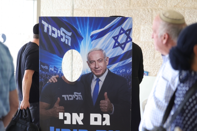 Benjamin Netanyahu Israelgo lehen ministroa ageri den kartel bat, gaur, Jerusalemen. ABIR SULTAN / EFE
