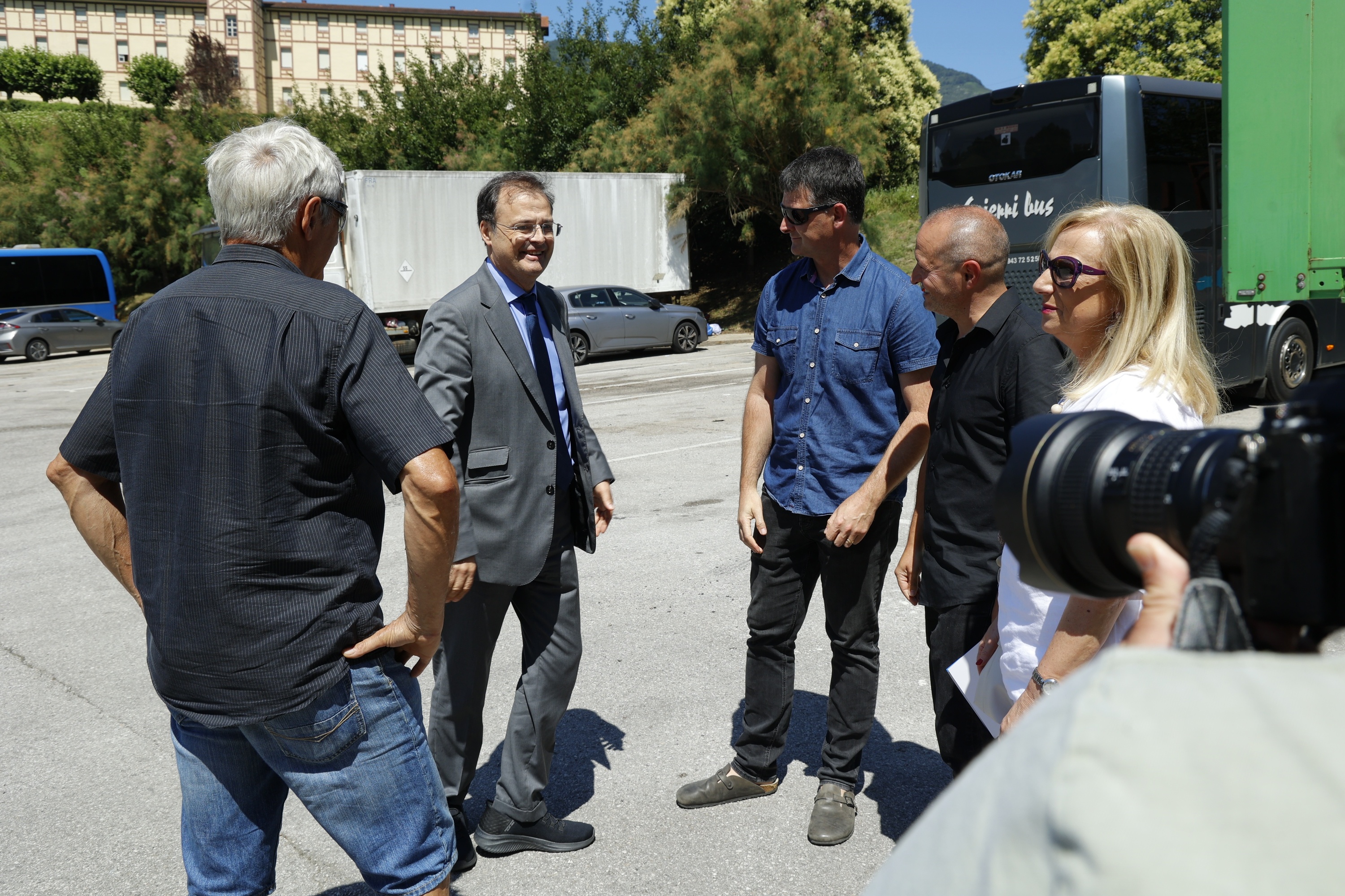Eusko Jaurlaritzako Osasun sailburu Alberto Martinez Tolosan, ospitale berria eraikitzeko orubean bisitan. AMAIA ANDRES / FOKU