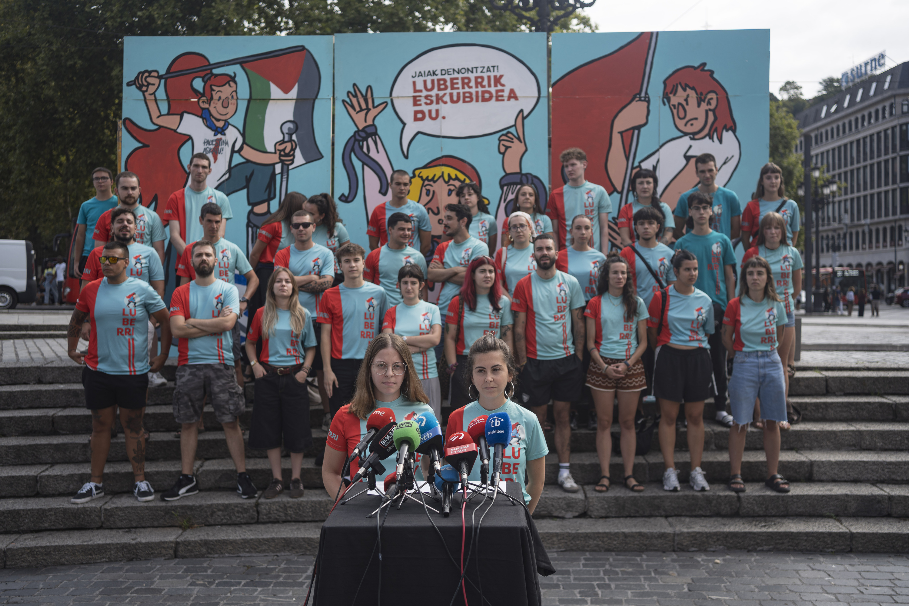 Luberri konpartsaren agerraldia, gaur, Bilboko Arriaga plazan. ARITZ LOIOLA / FOKU