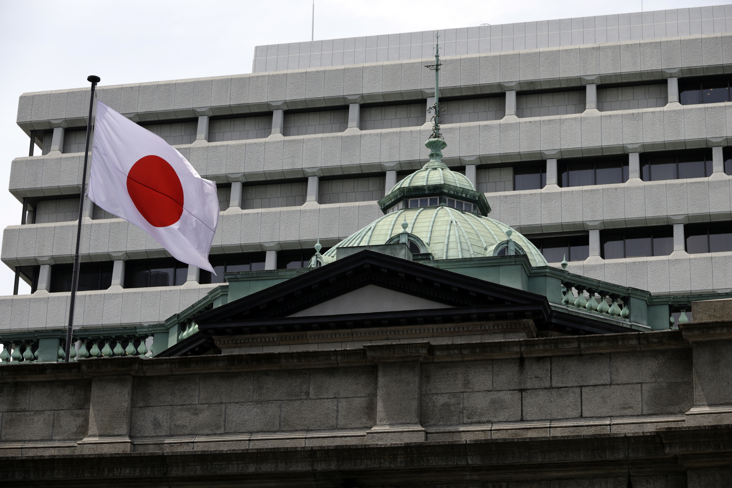 Japoniako bandera bat Japoniako Bankuaren eraikinean, Tokion, ekainaren 16an. FRANCK ROBICHON / EFE