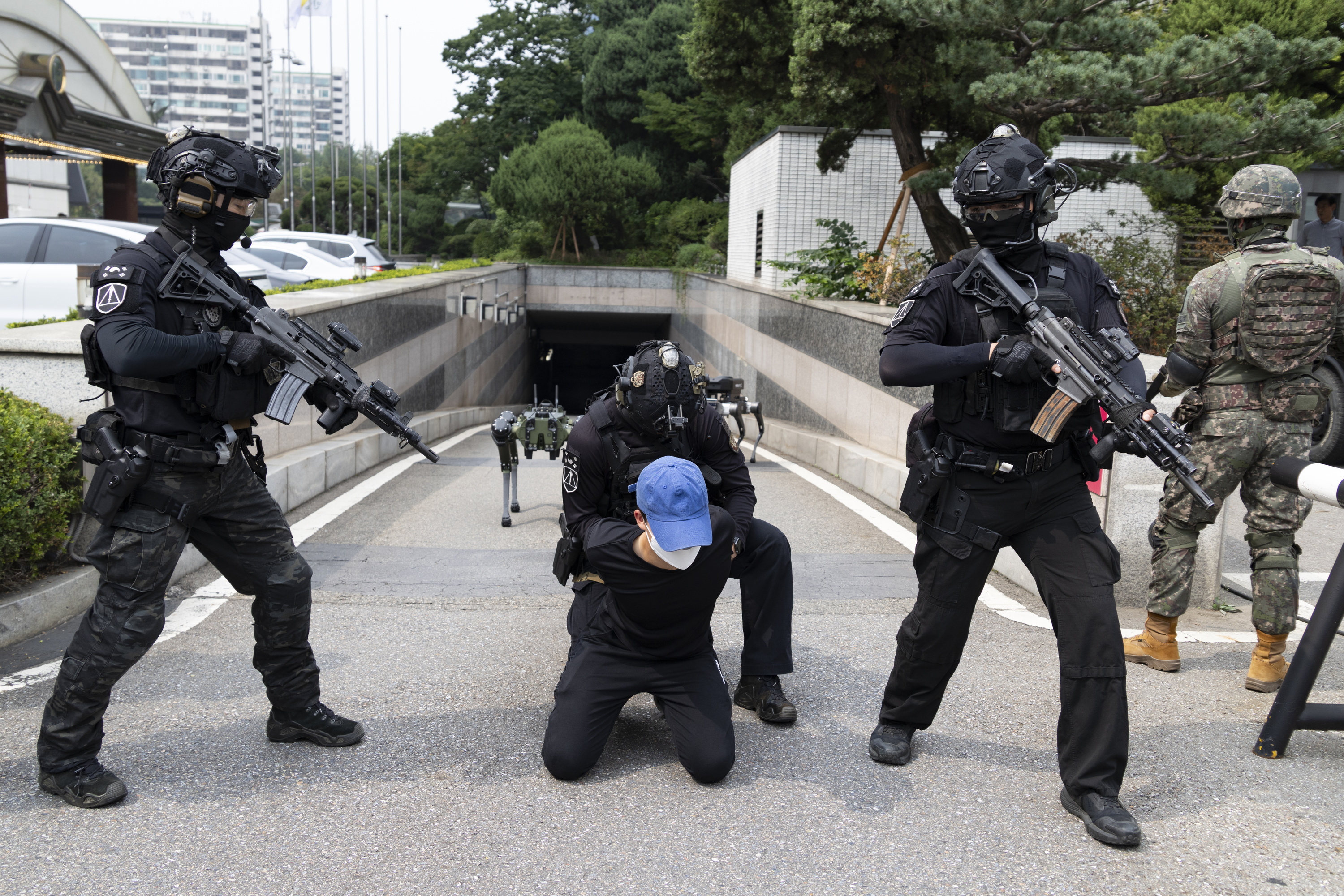 Hego Koreako soldaduak ariketa militar bateratuetako operazio batean, gaur, Seulen. JEON HEON-KYUN / EFE