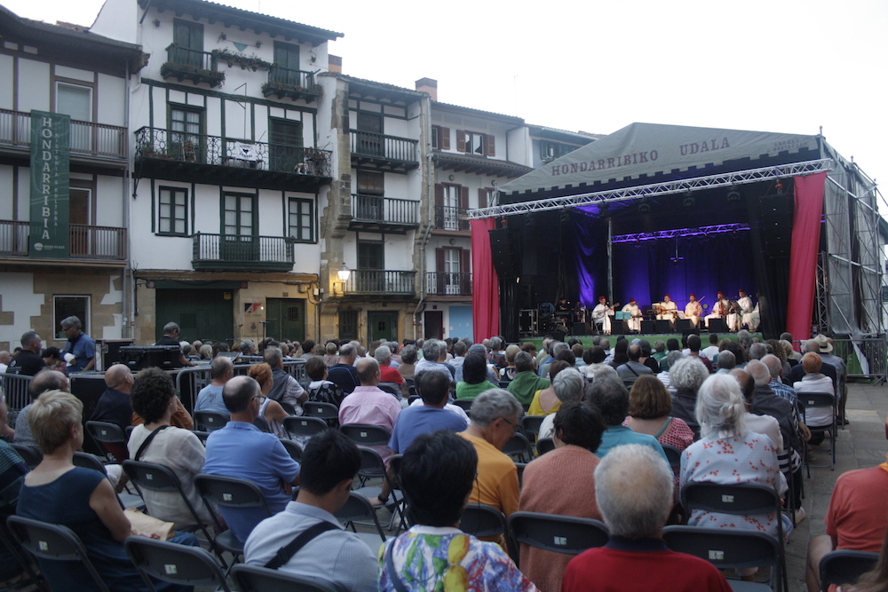 Bidasoa Folk jaialdia, artxiboko irudi batean. BIDASOAKO HITZA