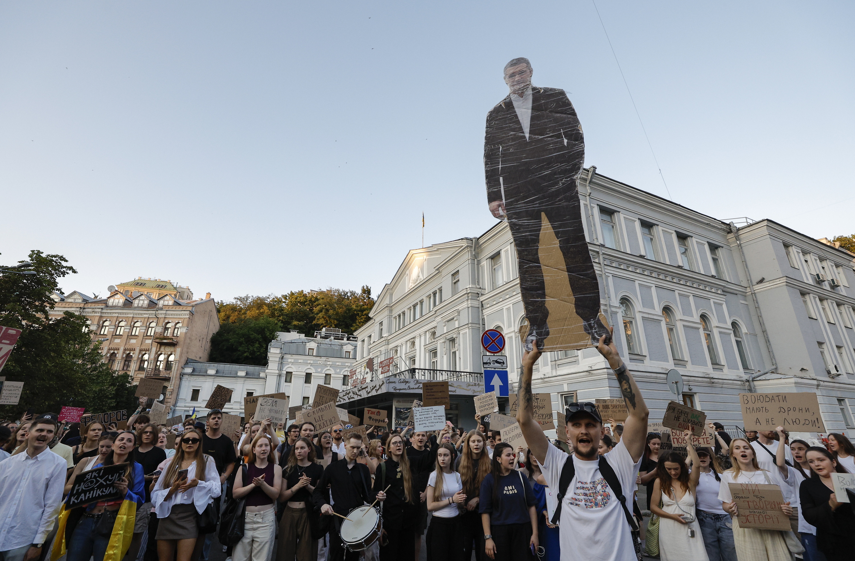Mikhailo Fedorov ministro ohiaren irudi bat, bere kargugabetzearen aurkako manifestazio batean, uztaila amaieran. SERGEI DOLZHENKO / EFE