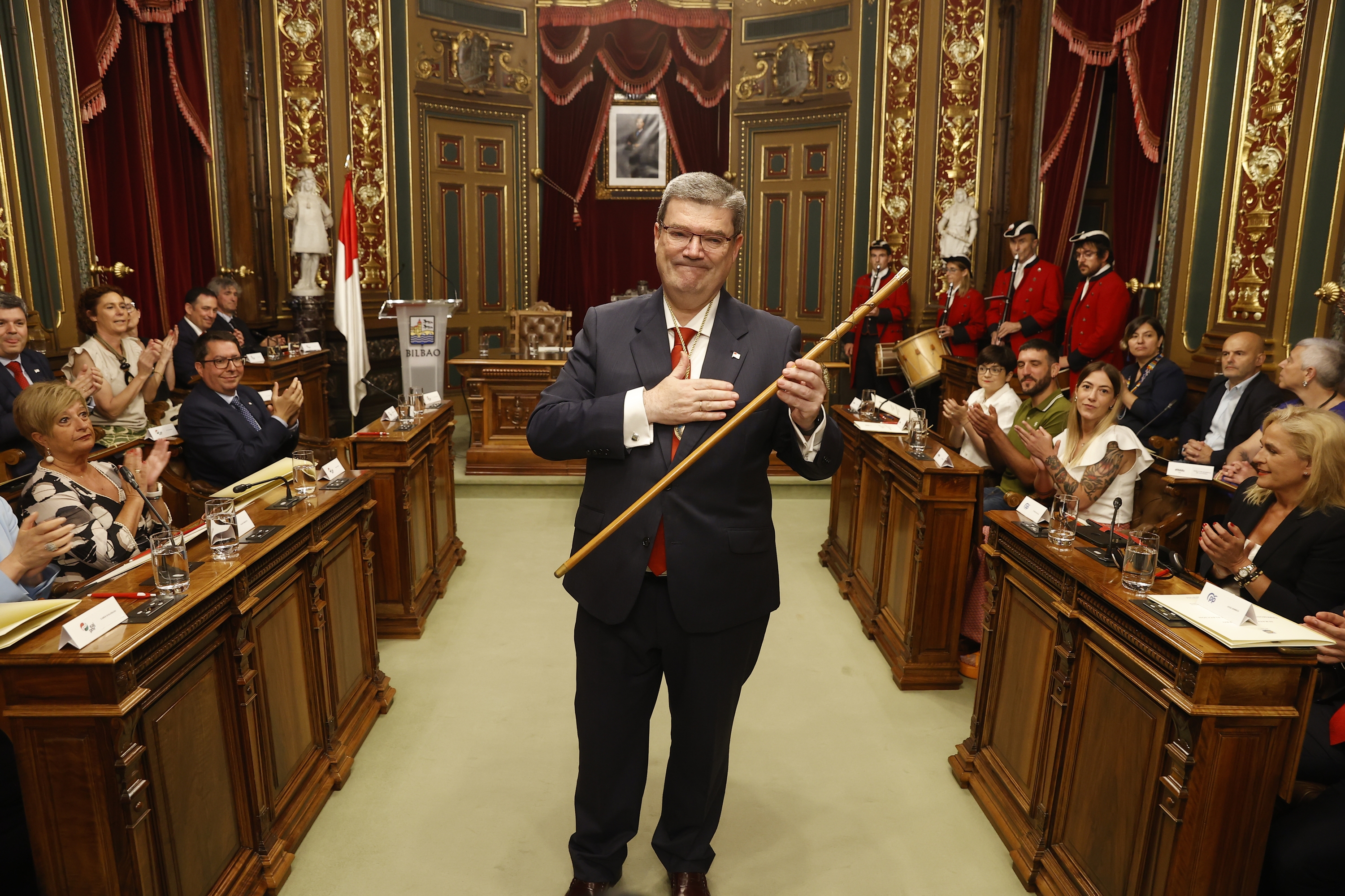 Juan Mari Aburto Bilboko alkatea udal osaketako azken ekitaldian, 2023ko ekainaren 17an, aginte makila eskuetan duela. MIGUEL TOÑA / EFE