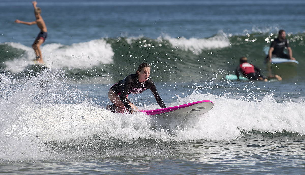 Gaur egun, edozeinen eskura dago surf egitea, eta gero eta jende gehiago ikusten da uretan. JUAN CARLOS RUIZ / FOKU