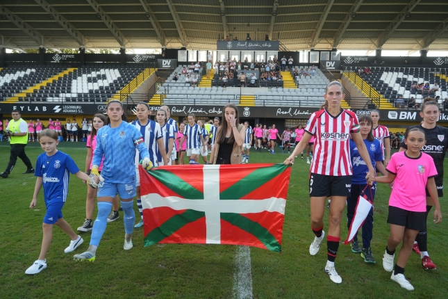 Julia Arrula Realeko jokalaria eta Irene Ogiza Athleticeko jokalaria, ikurrina eskuetan. JON URBE / FOKU