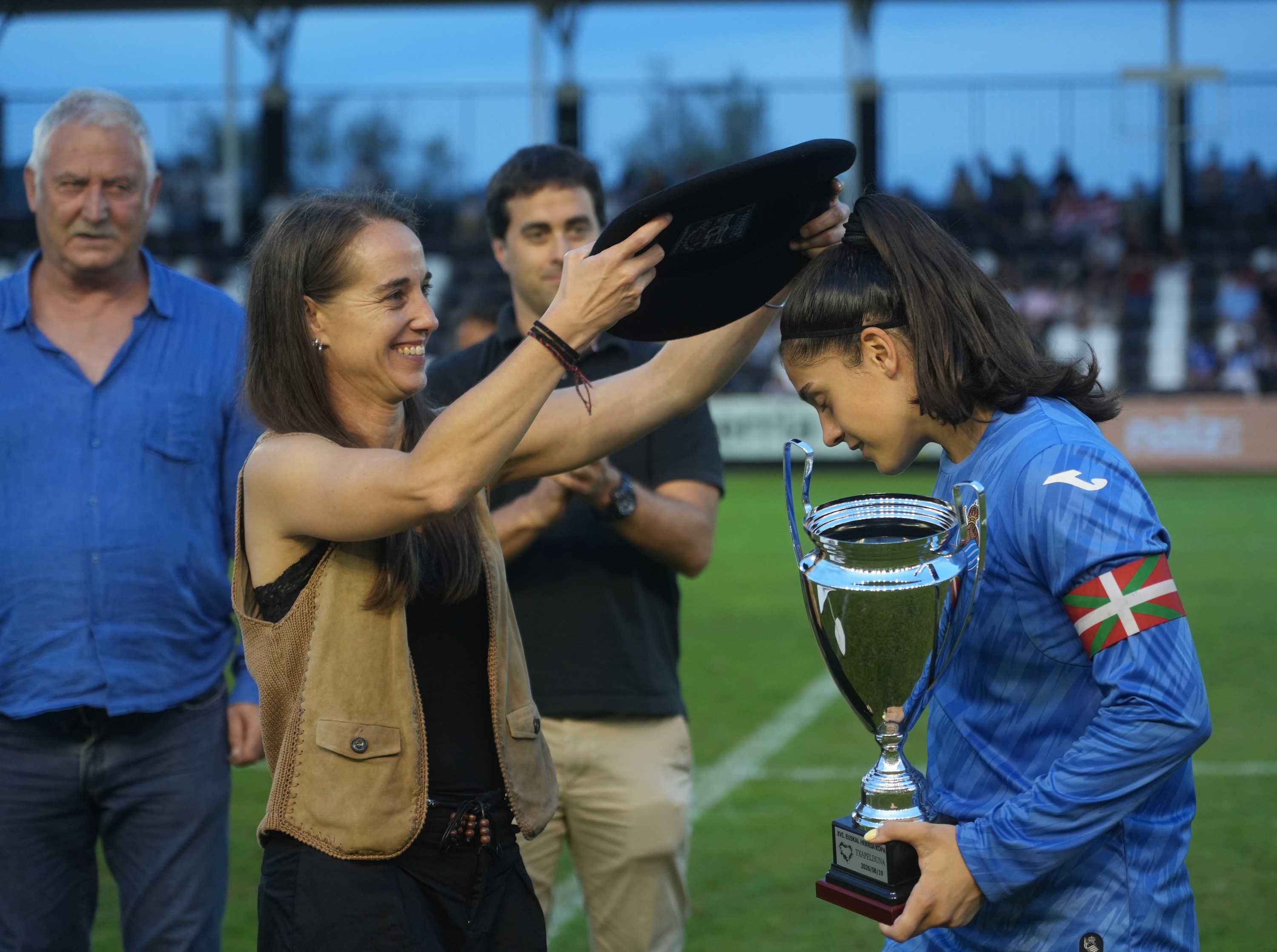 Leire Landa Realeko eta Athleticeko jokalari ohia Julia Arrula Realeko kapitainari txapela jartzen, gaur, Irunen. JON URBE / FOKU
