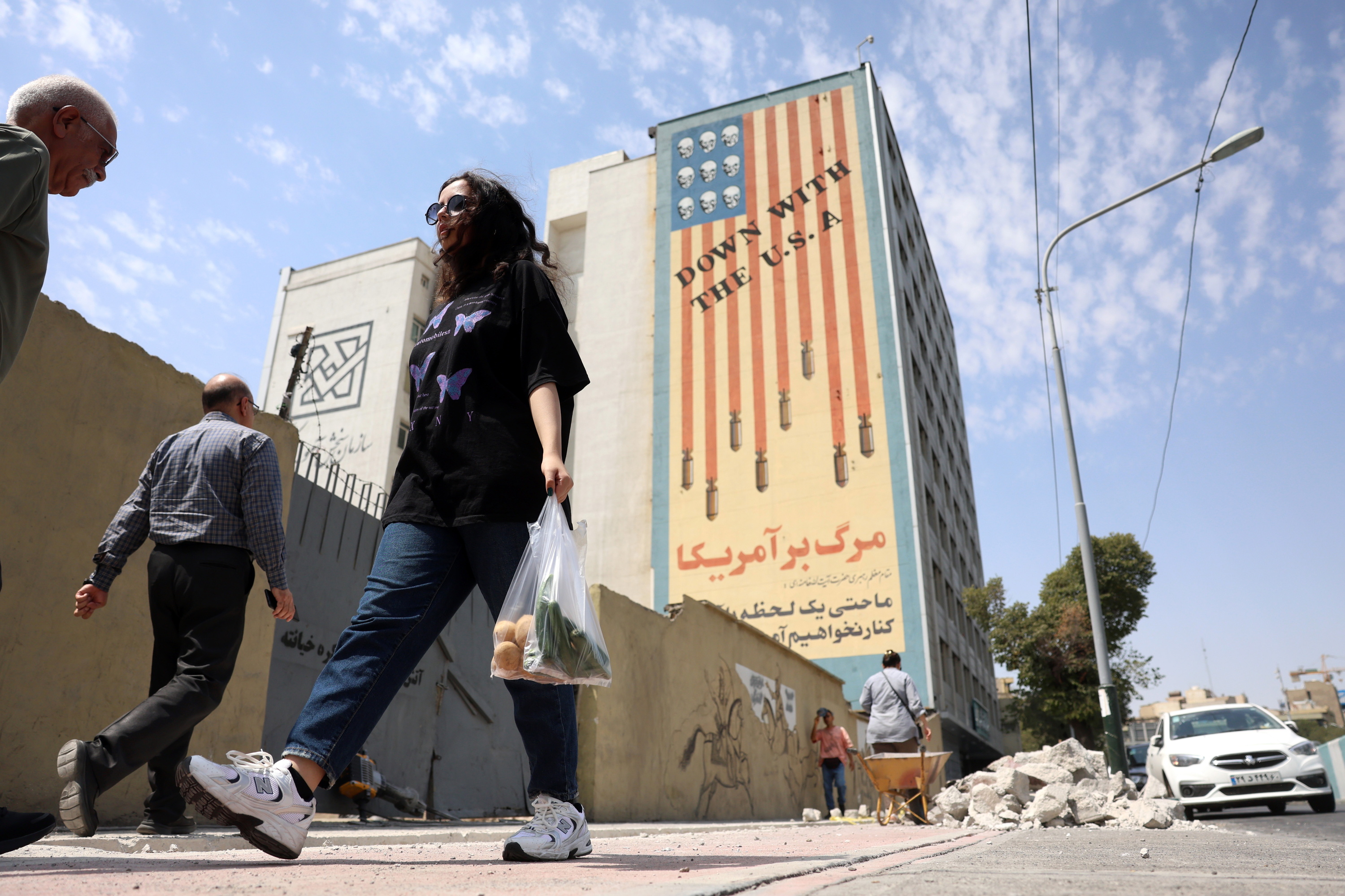 AEBen kontrako mural bat Teherango eraikin batean, aste honetan. ABEDIN TAHERKENAREH / EFE
