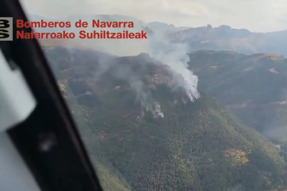 Urzainkiko sutea, suhiltzaileen helikopterotik ikusia. NAFARROAKO SUHILTZAILEAK Urzainkiko sutea, suhiltzaileen helikopterotik ikusia. NAFARROAKO SUHILTZAILEAK