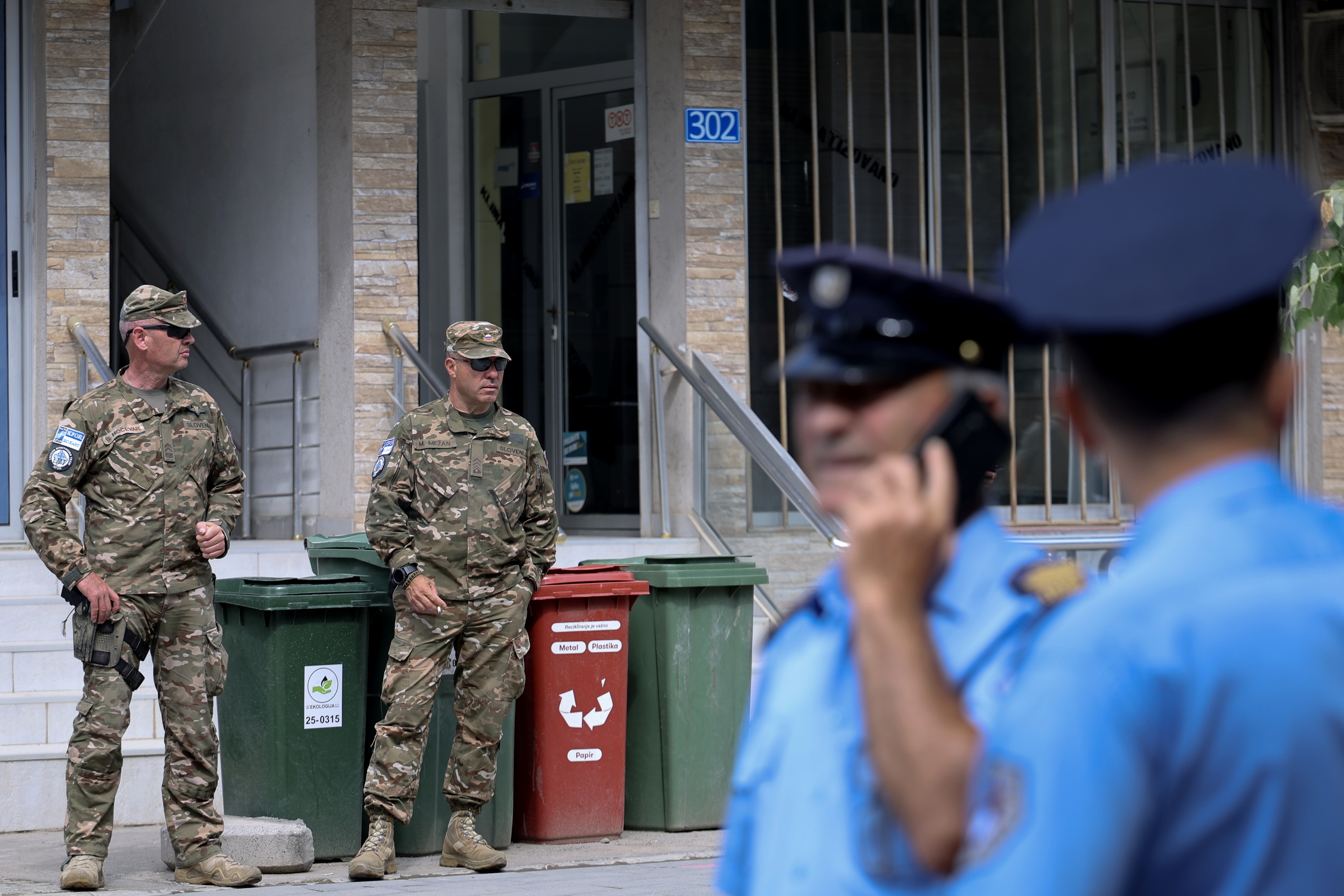 KFOReko bi kide eta Kosovoko Poliziako bi agente Pristinan, artxiboko argazki batean. EFE 